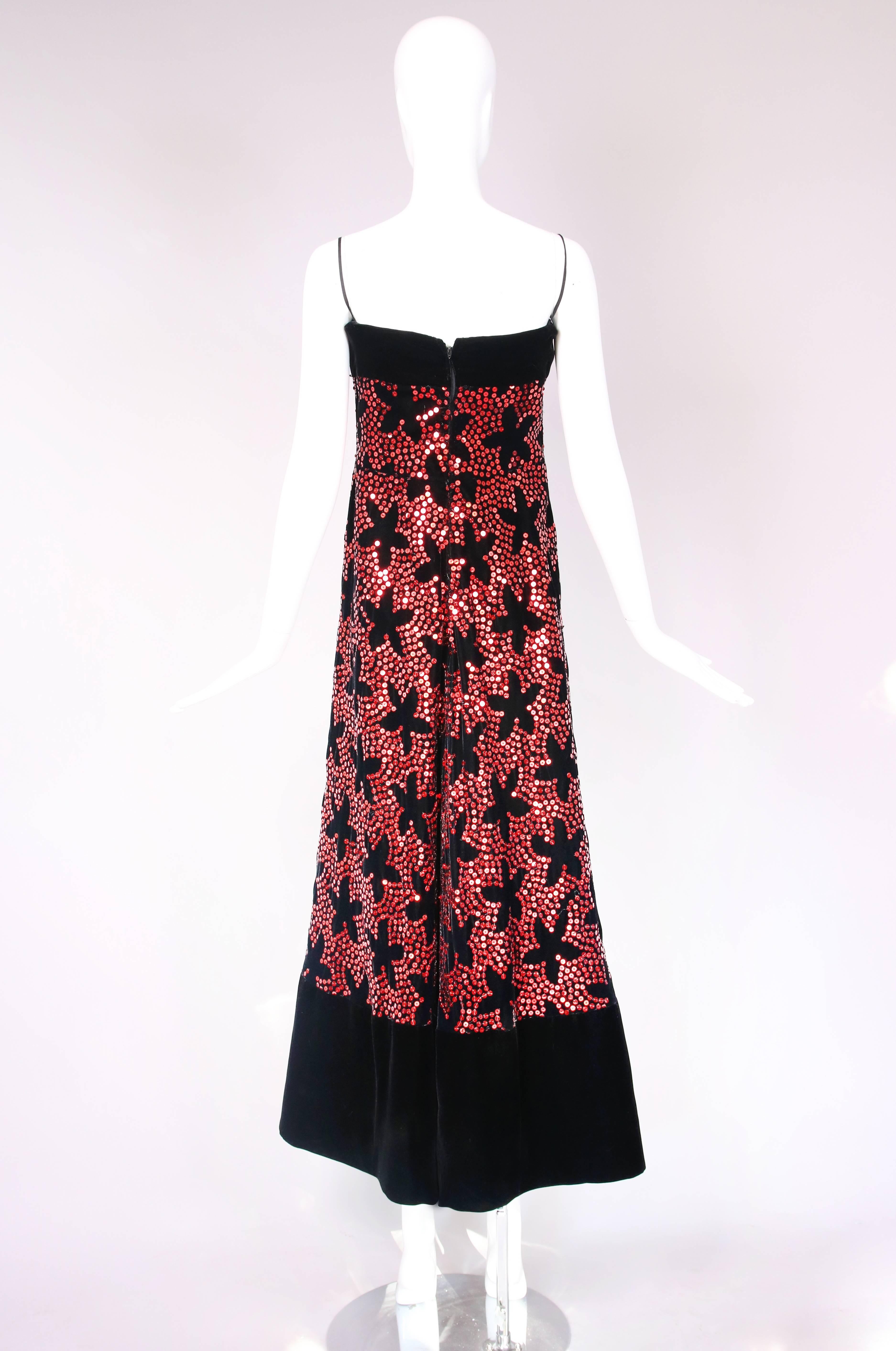 Arnold Scaasi - Robe de soirée vintage en velours noir avec motif floral à sequins rouges Excellent état - En vente à Studio City, CA
