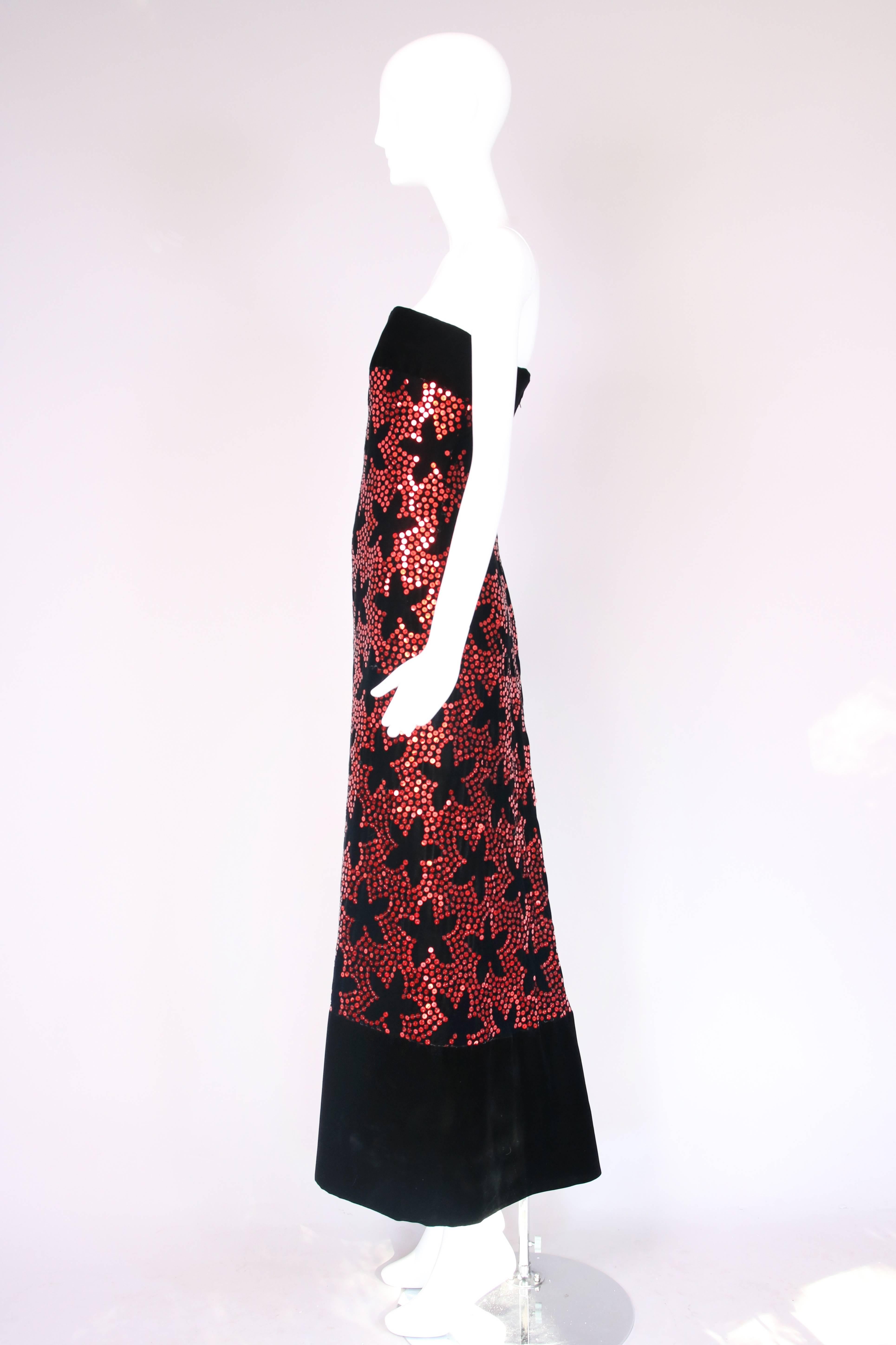 Noir Arnold Scaasi - Robe de soirée vintage en velours noir avec motif floral à sequins rouges en vente