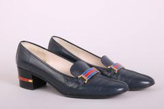 Gucci - Chaussures à talons en cuir bleu marine avec détail émaillé à rayures dorées et à lanière, années 1970
