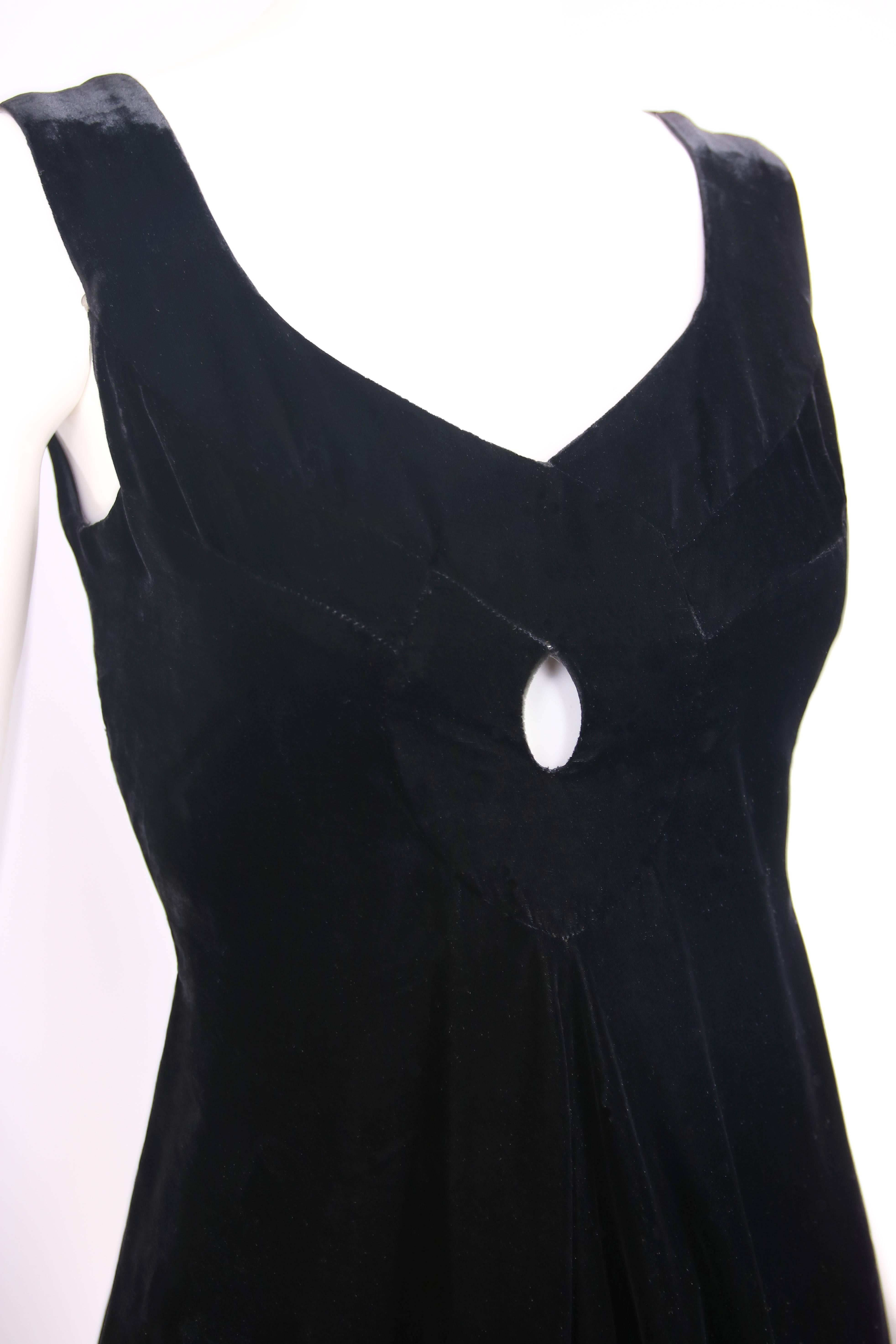 Noir Madame Grés Demi-Couture Robe de soirée en velours noir avec trou de serrure Ca. 1960 en vente