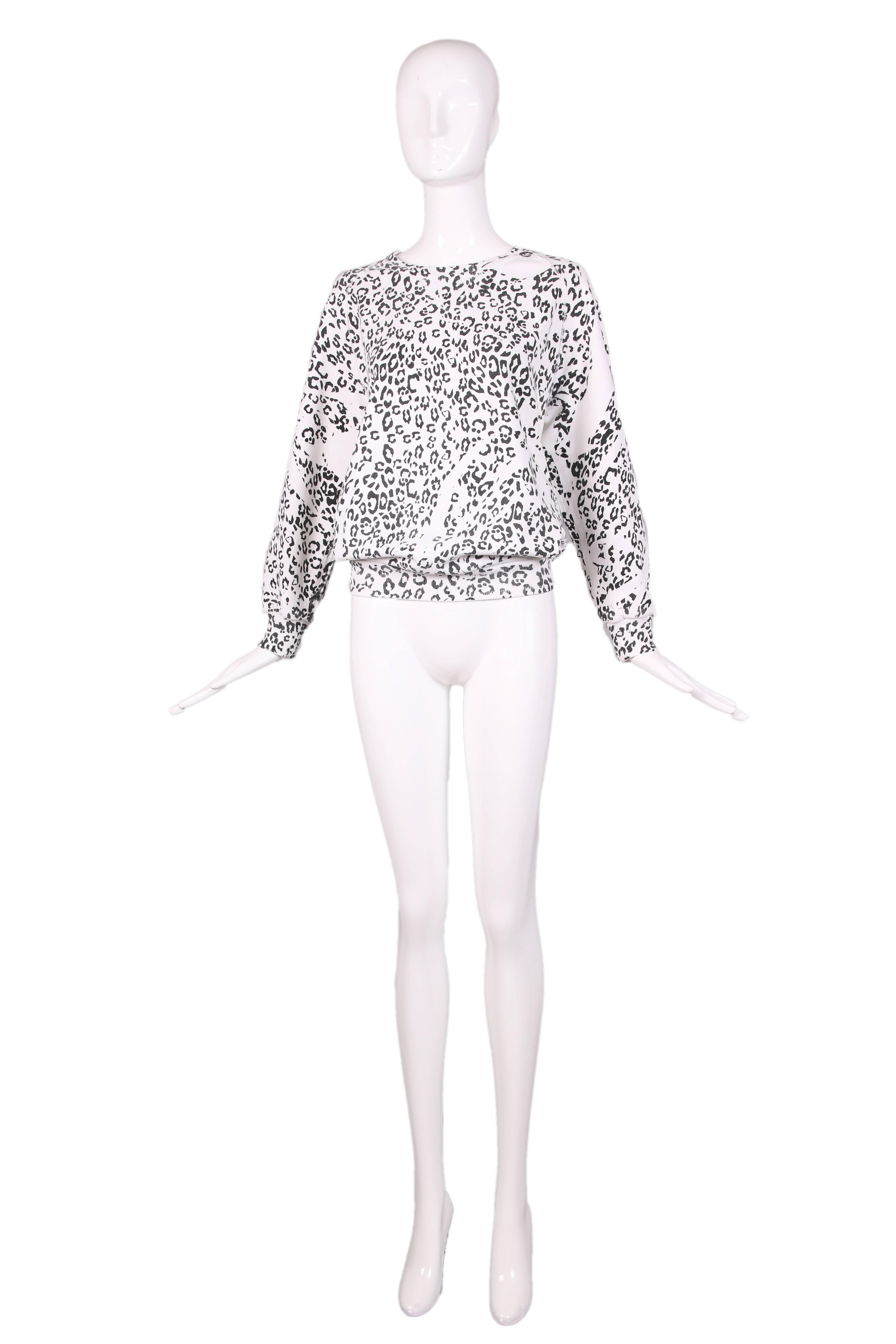 Pierre Balmain black & white leopard print sweatshirt with long sleeves, scooped neck, and front pocket. In excellent condition. Size XS.
MEASUREMENTS:
Bust - 43
