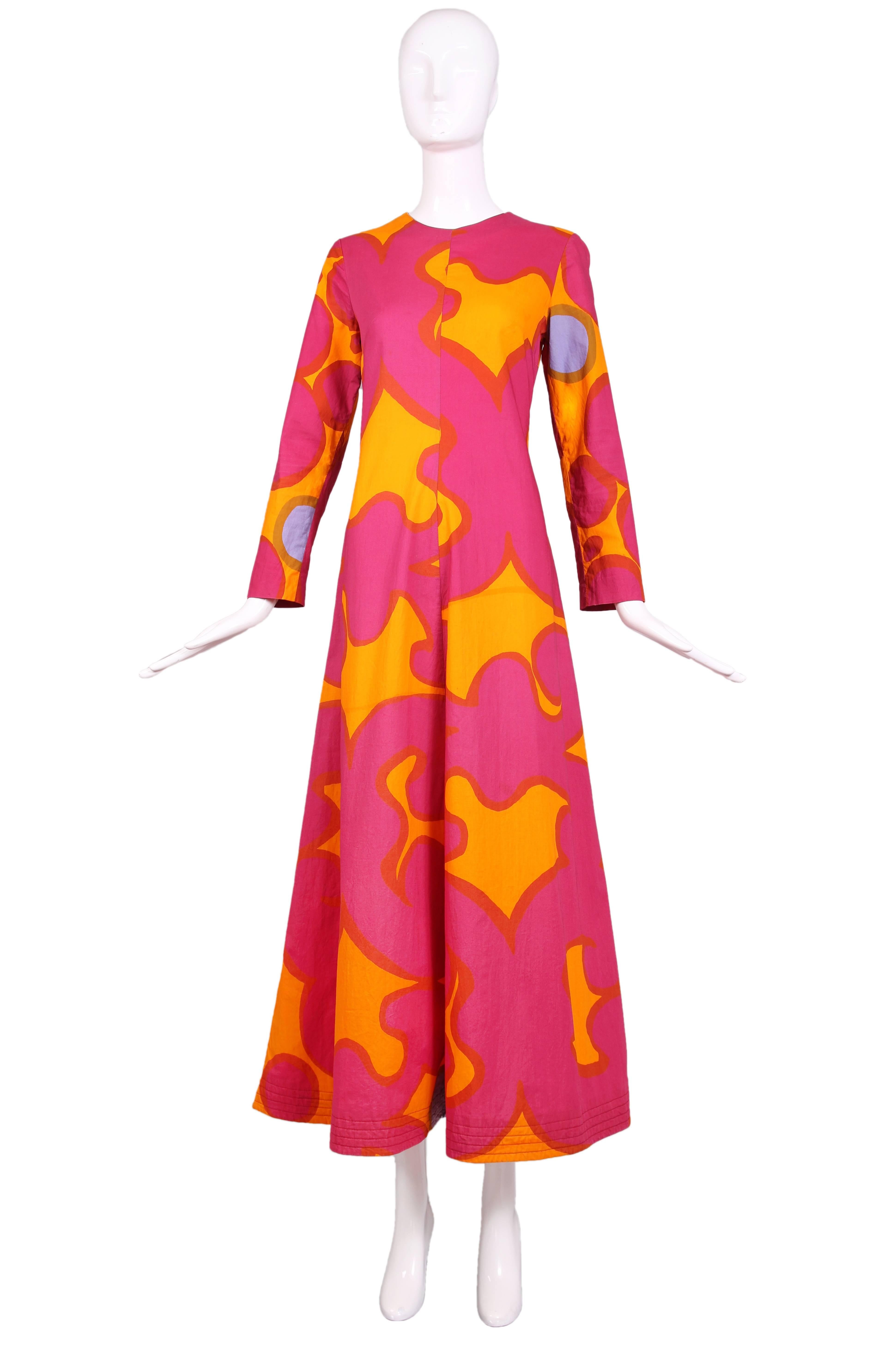 Vintage Marimekko pink and orange with splashes of purple cotton long sleeved maxi dress with large abstract print all over. Zipper back and banded quilted hem. In excellent condition. Size EU 38.
MEASUREMENTS:
Bust - 36"
Waist - 33"
Hip -