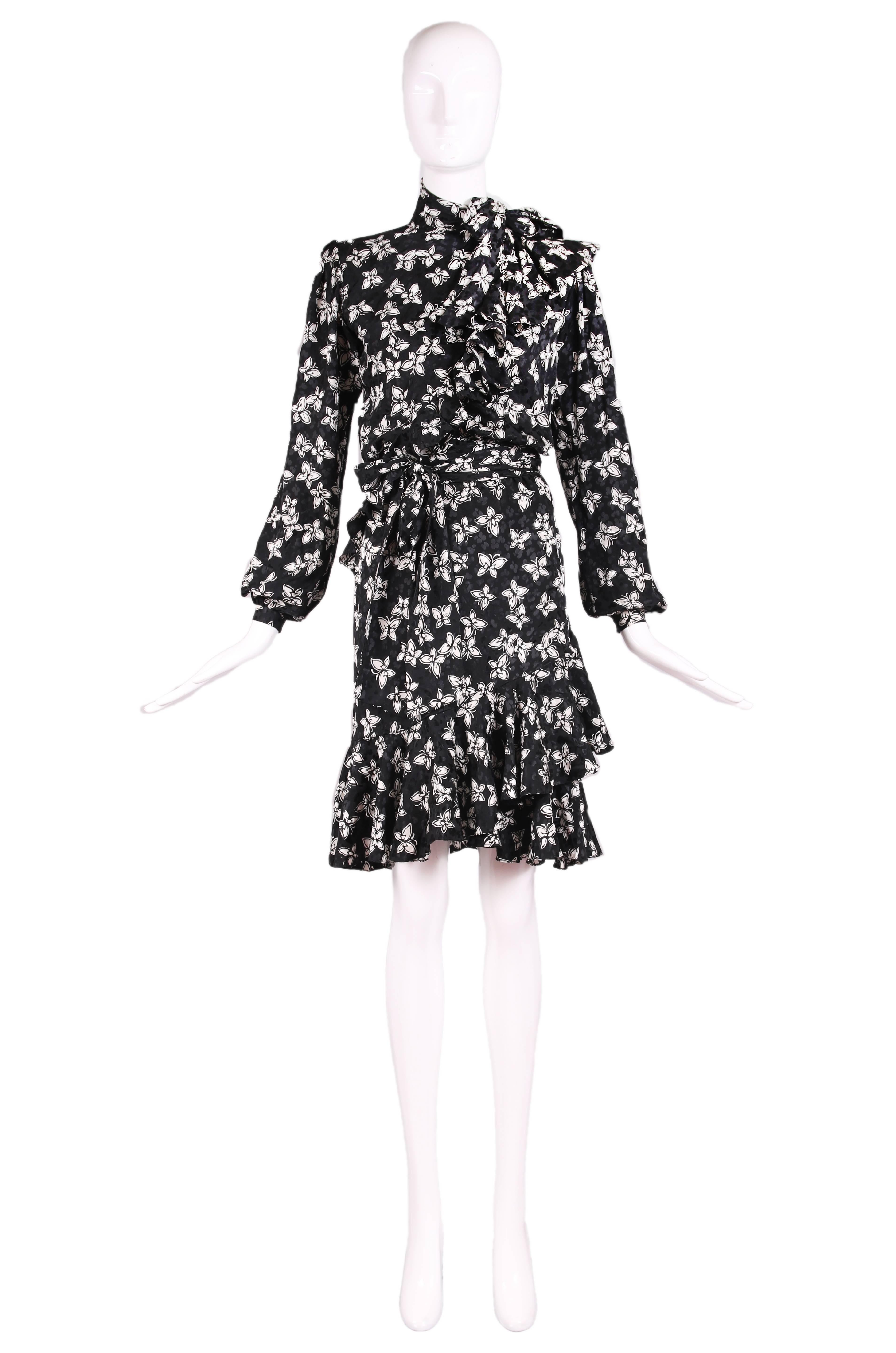 Vintage Yves Saint Laurent haute couture black & white butterfly print silk day dress featuring asymmetrical ruffle trim and neck ties. Dress has a wrap skirt with attached waist tie. In excellent condition.
MEASUREMENTS:
Bust - 36"
Waist -