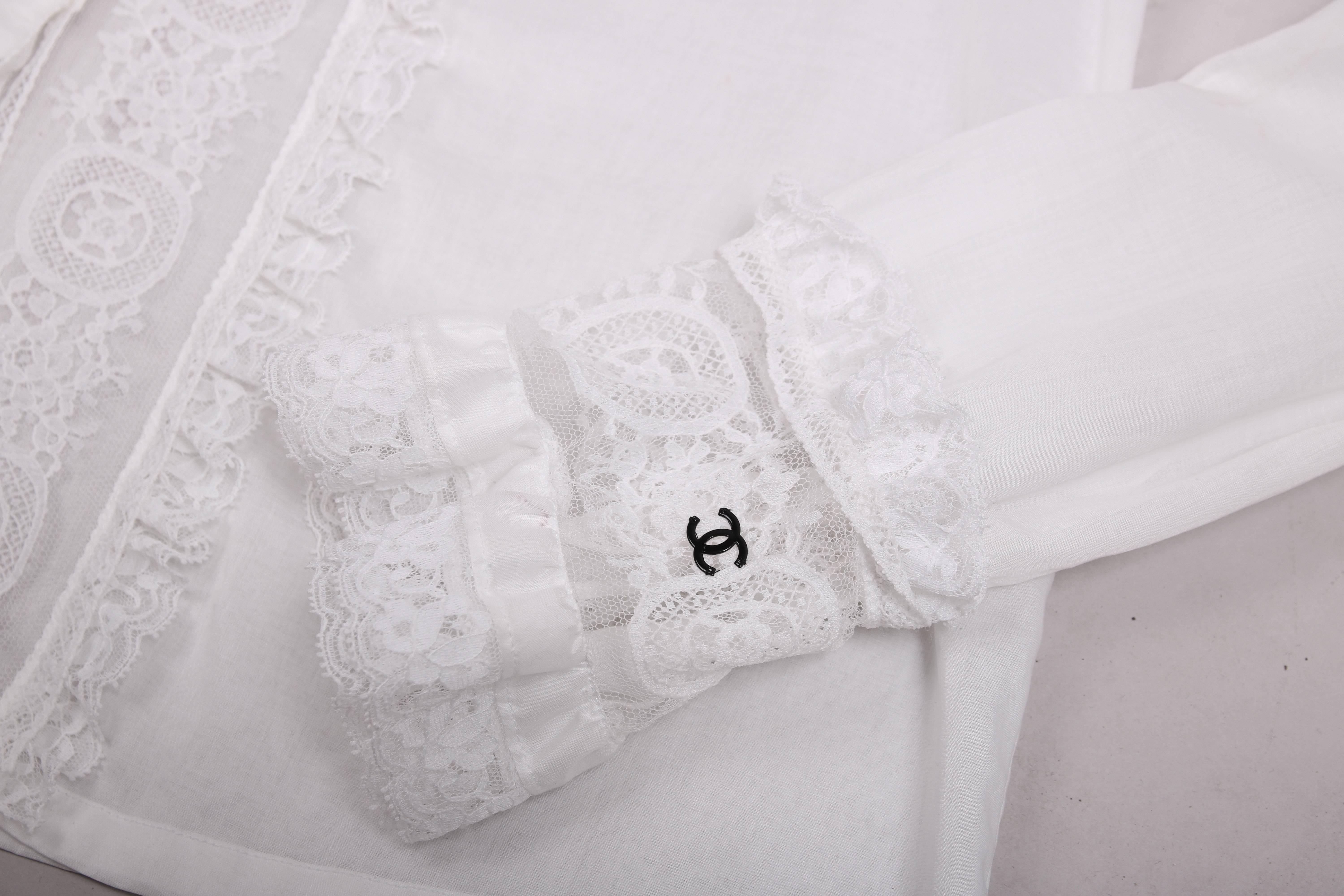 2004 Chanel White Cotton & Lace Blouse w/CC Logo at Sleeve In Excellent Condition In Studio City, CA