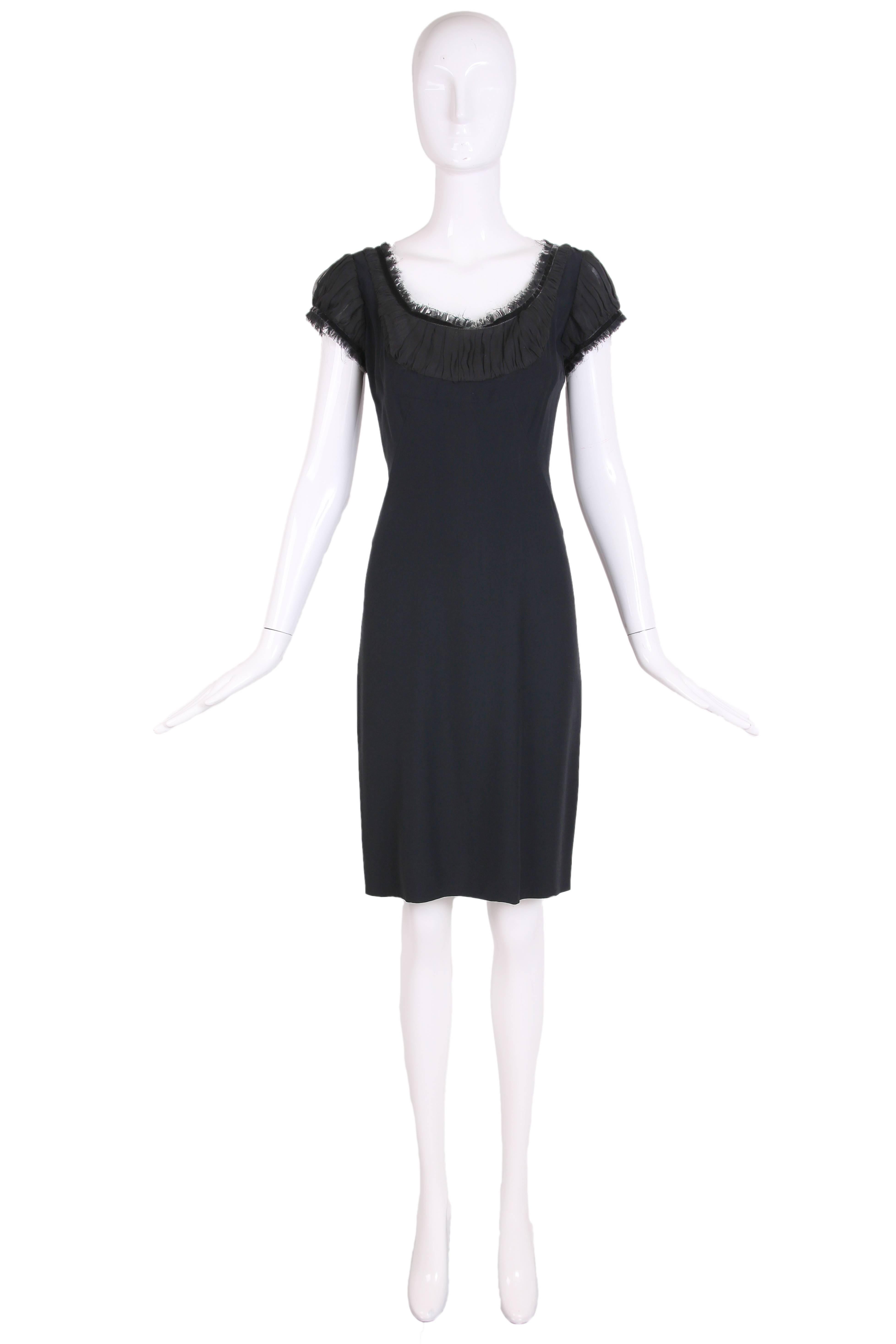 2010 Alexander McQueen black cocktail dress with ruching and velvet trim at neckline. Size 40. In excellent condition.
MEASUREMENTS:
Bust - 34"
Waist - 27"
Hip - 36"
Length - 38"
Shoulder - 14"
Sleeve - 5.5"