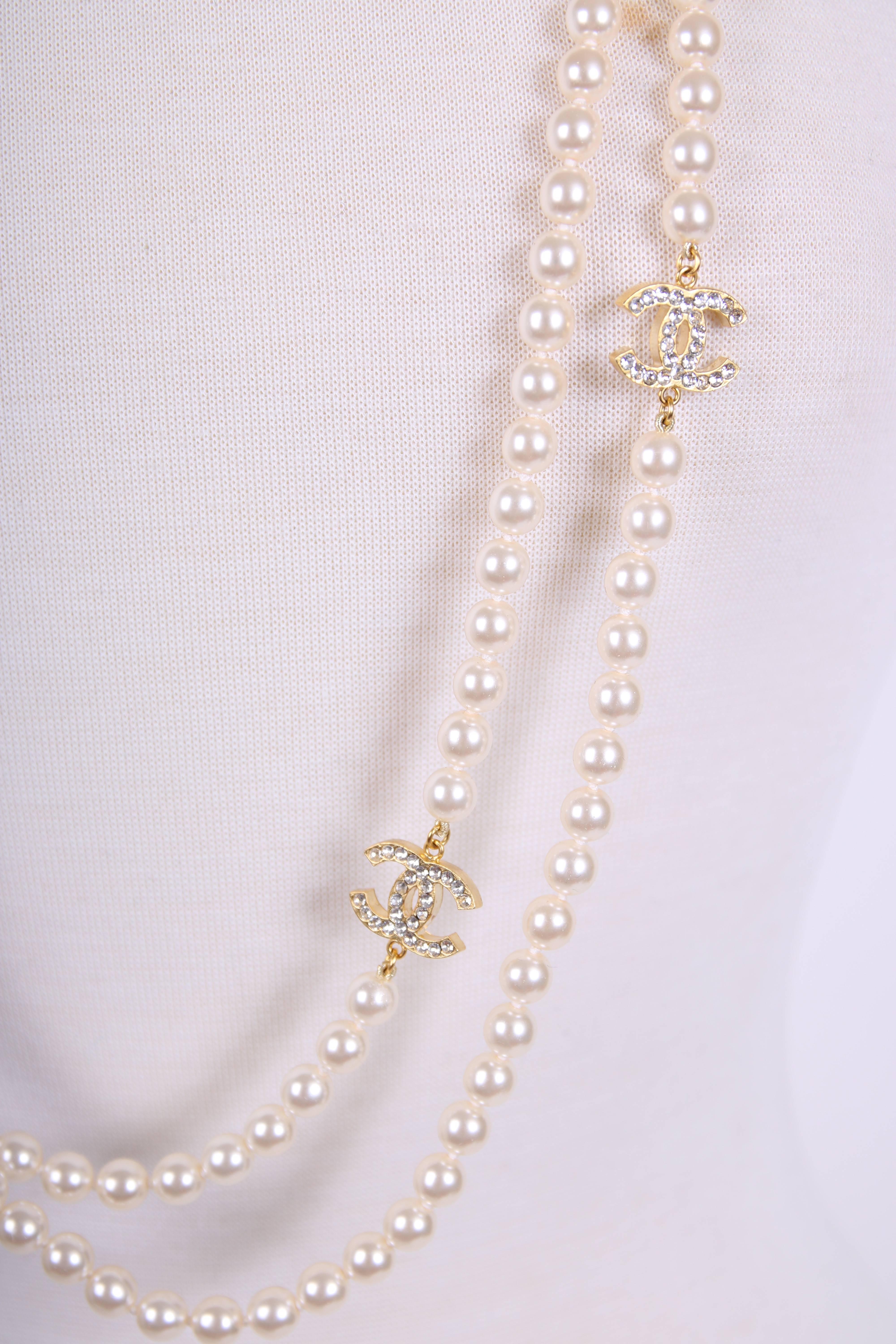 2001 Chanel Pearl Sautoir Necklace Gold Tone CC Logos Encrusted w/Crystals In Excellent Condition In Studio City, CA