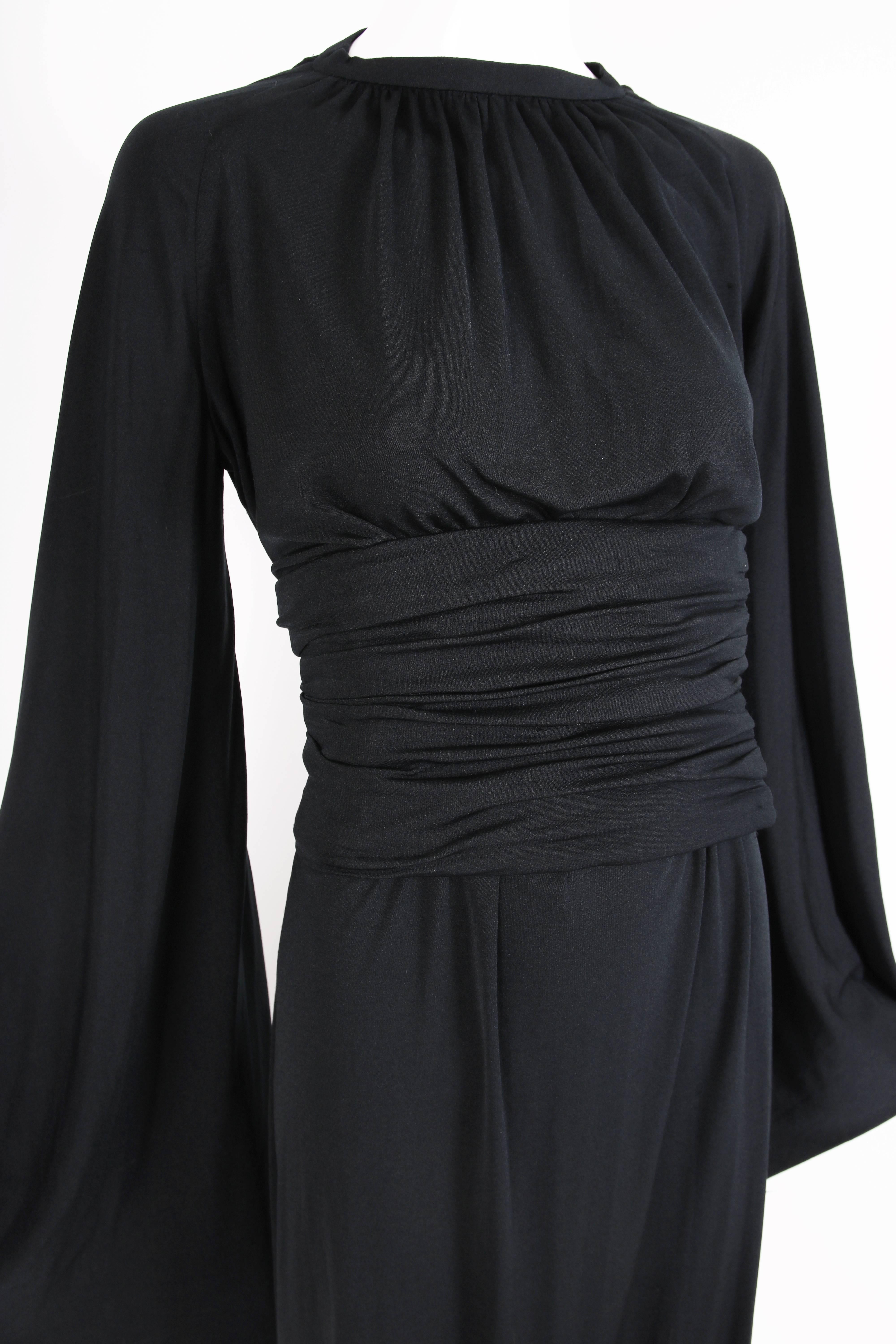 Ca. 1977 Pierre Cardin Haute Couture Vestido negro de harén con mangas de pañuelo en venta 1