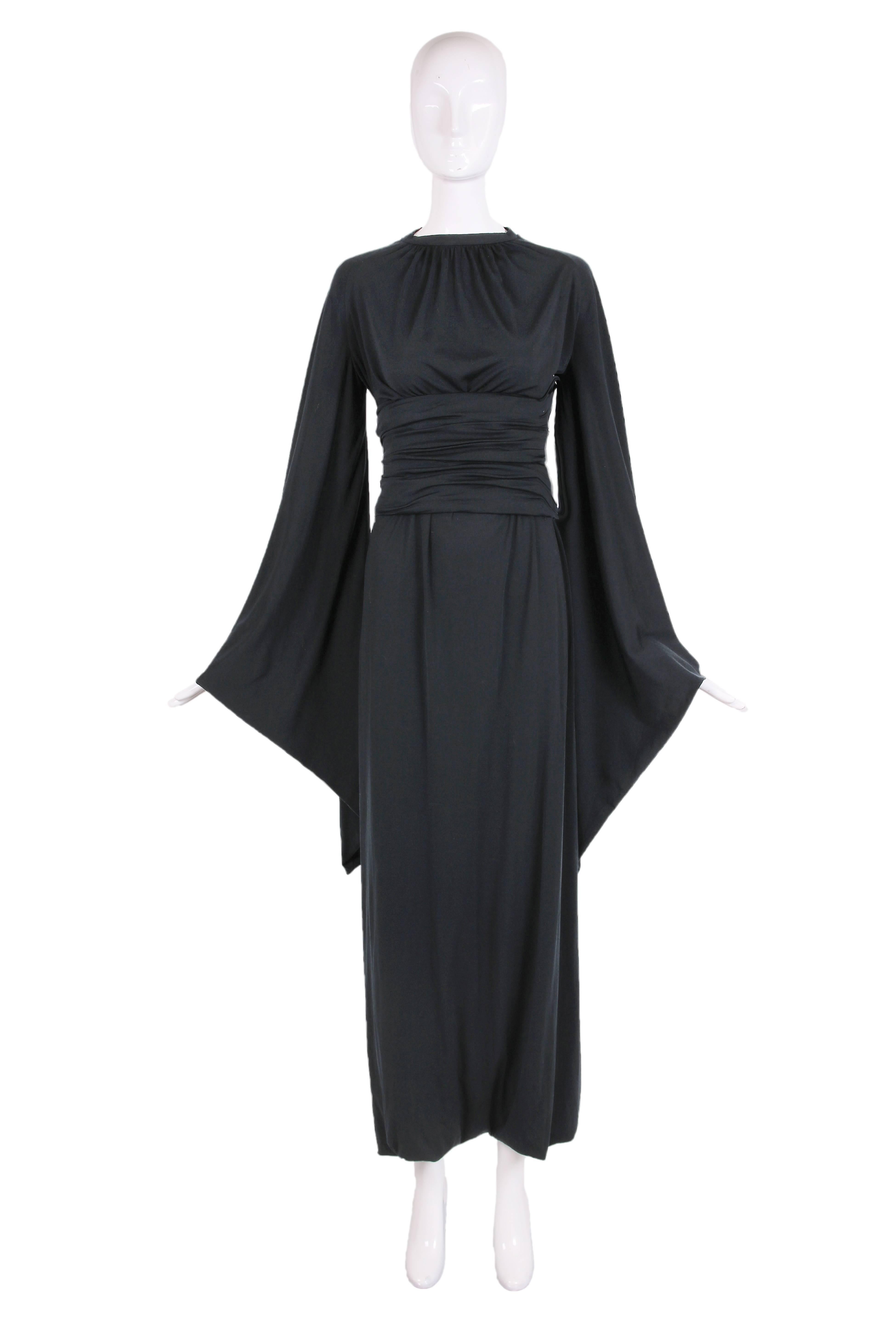 Ca.1977 Vestido de harén Pierre Cardin de punto negro con mangas pagoda y cinturón. En realidad, el vestido se cose cerrado en el dobladillo con dos aberturas para cada pierna. En excelente estado, con algunas rozaduras muy pequeñas en el tejido de