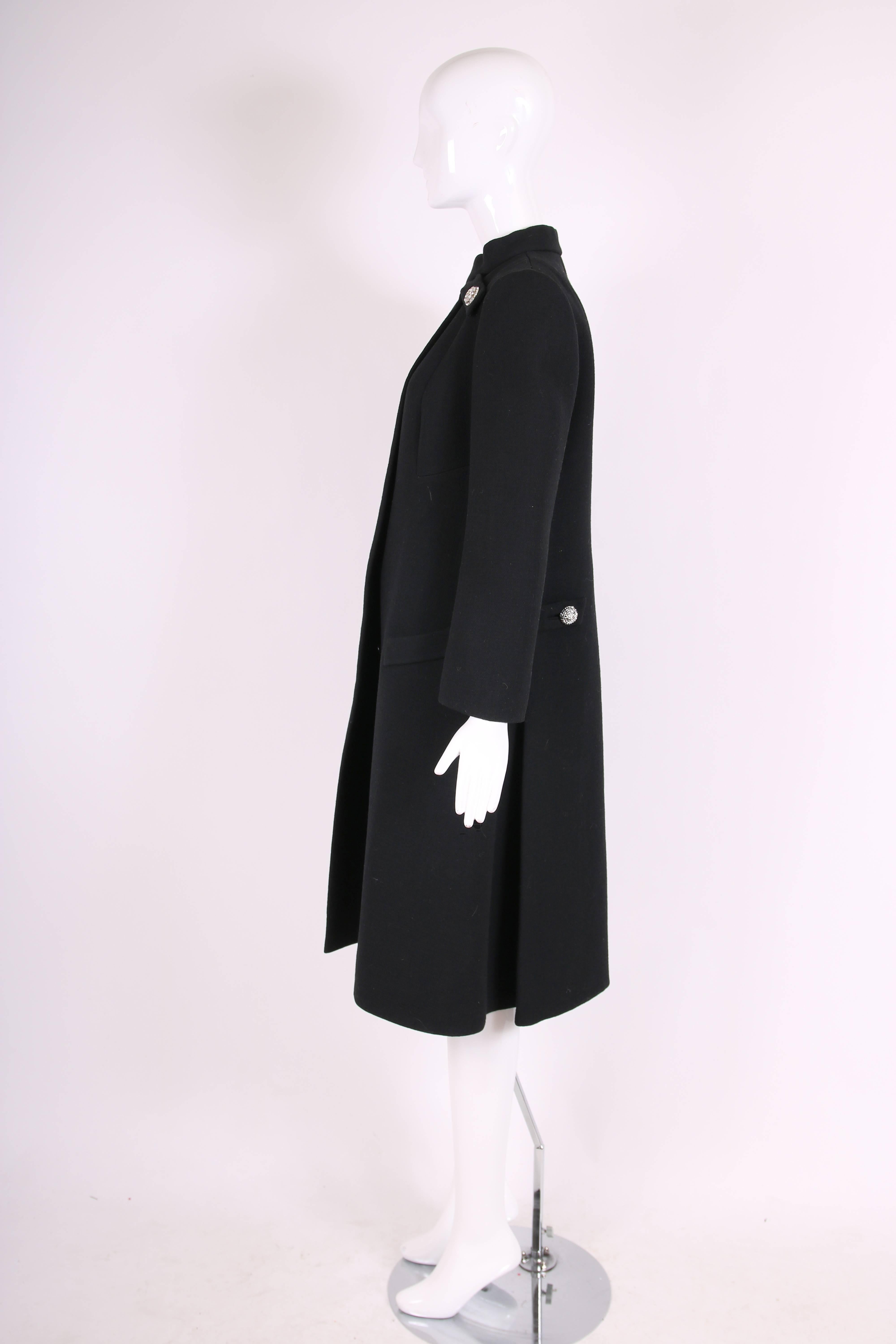 Pauline Trigere - Manteau en laine noir avec boutons en strass, années 1970 Excellent état - En vente à Studio City, CA