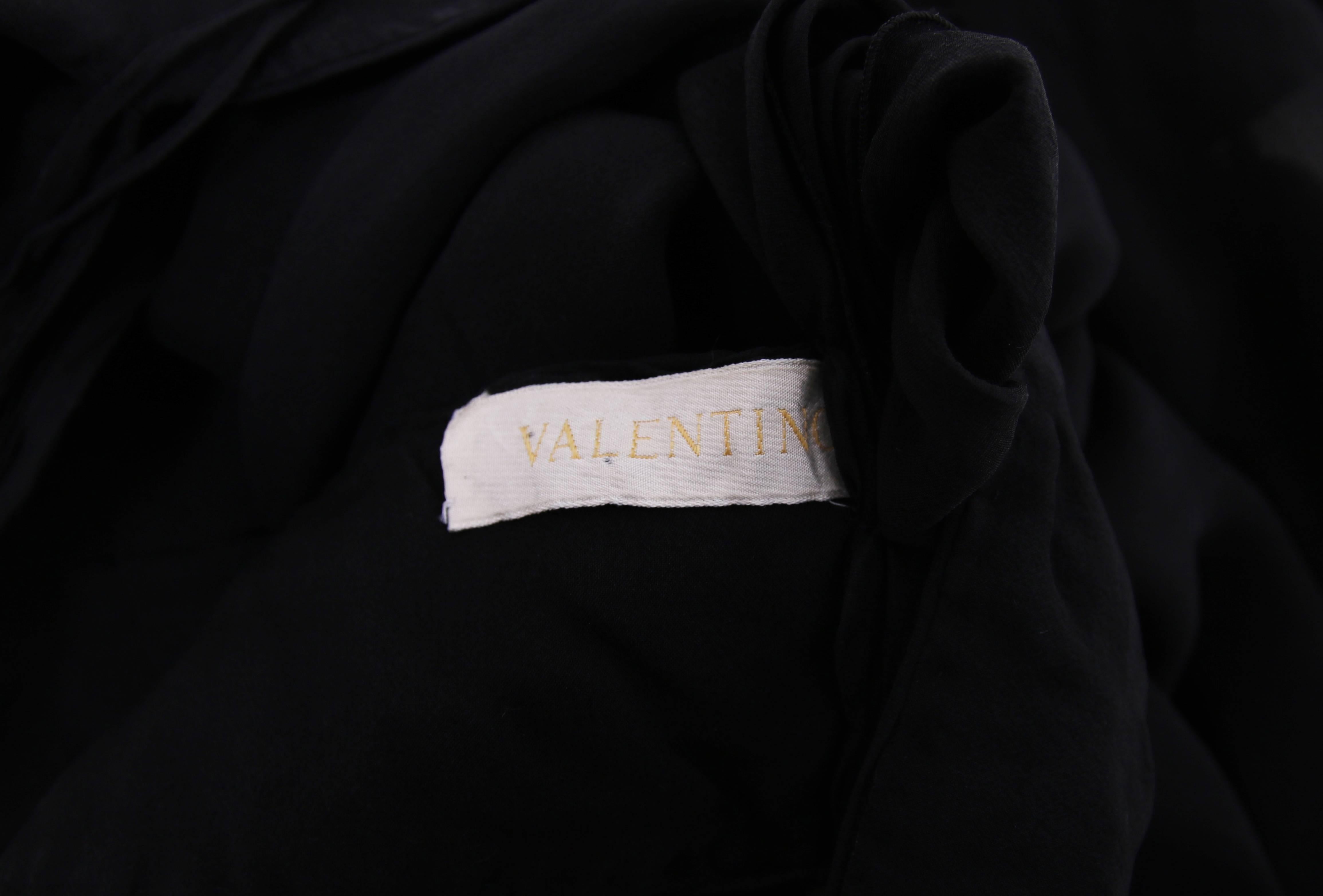 Vestido de Cóctel Valentino Negro de Gasa de Seda de Múltiples Capas Corpiño Recortado, 2007 en venta 2