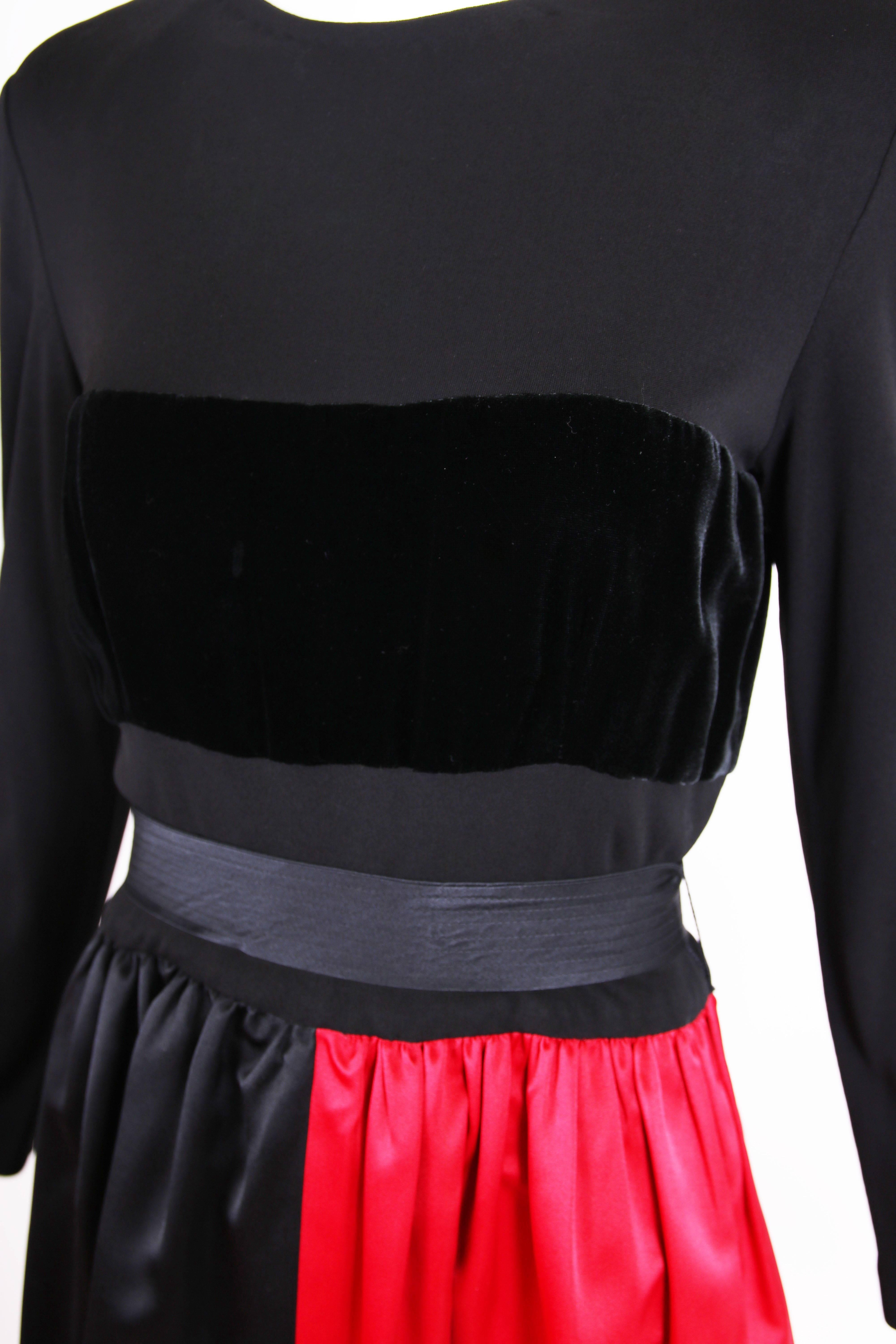 Bill Blass Vestido de noche de satén rojo y negro con top ilusión y banda de terciopelo en venta 1