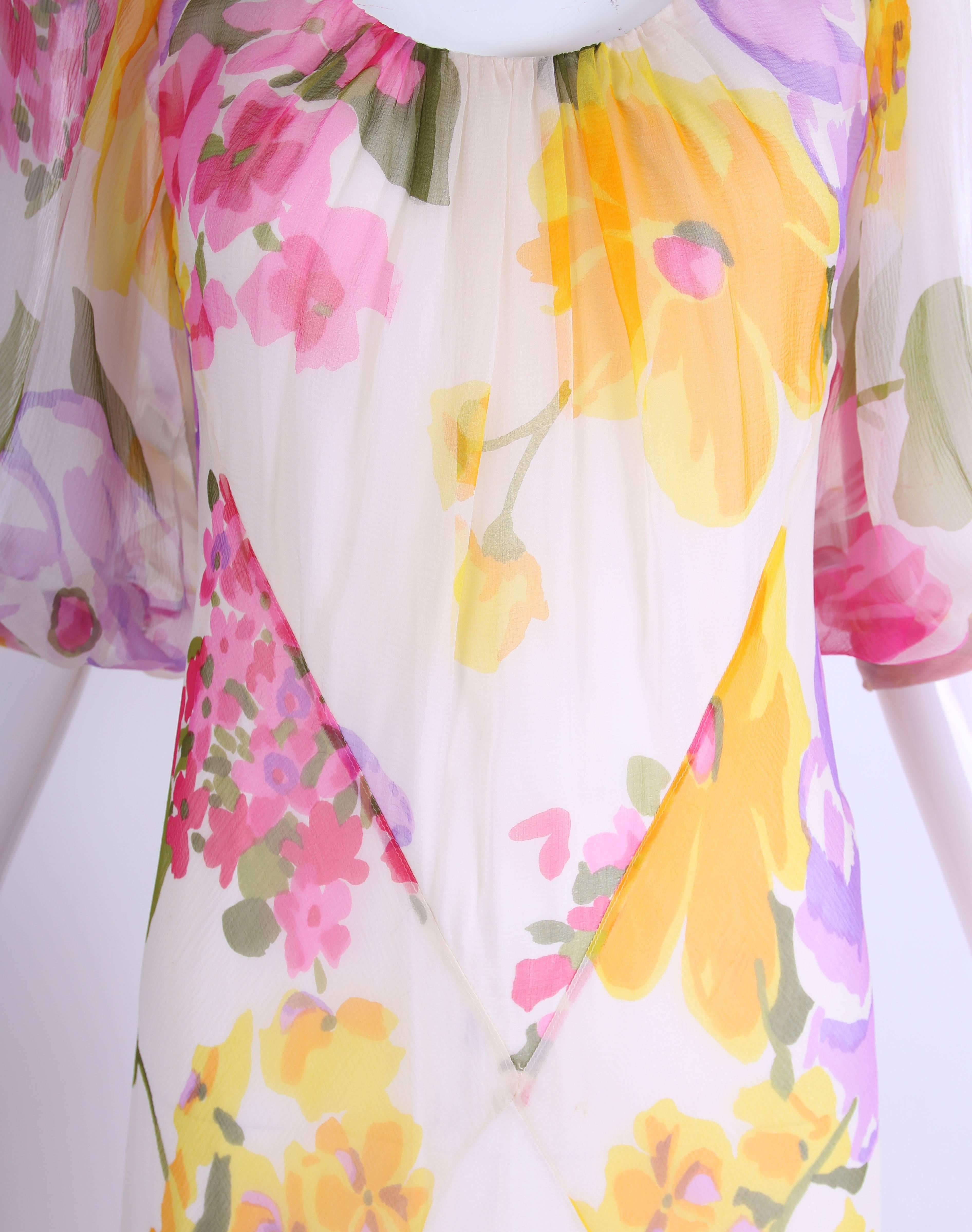 De las mujeres Vestido de noche floral de gasa de seda de corte sesgado Stavropoulos, años 70 en venta