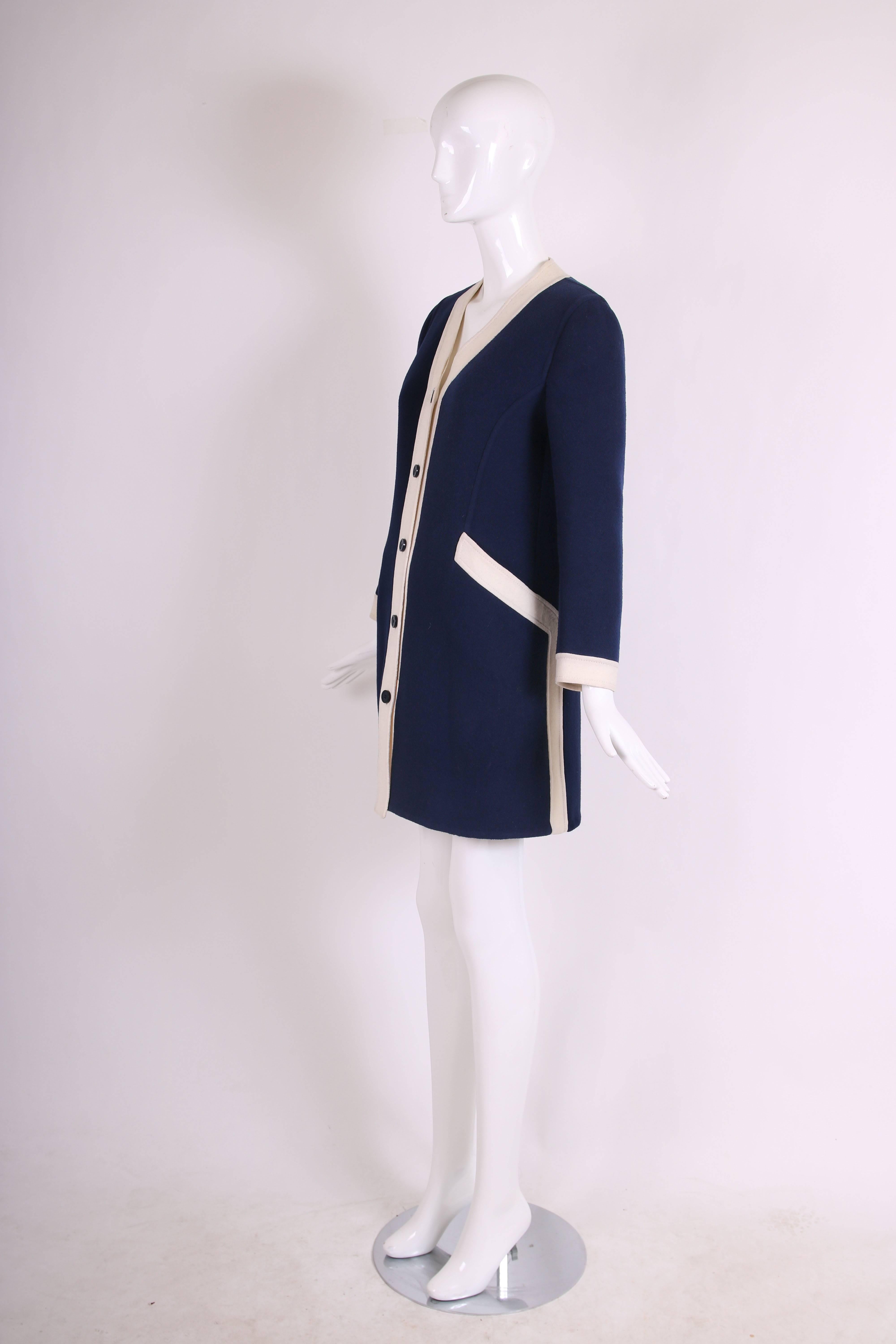 Noir Valentino - Robe manteau en laine Melton bleu marine avec bordure blanche et poches frontales, années 1970  en vente