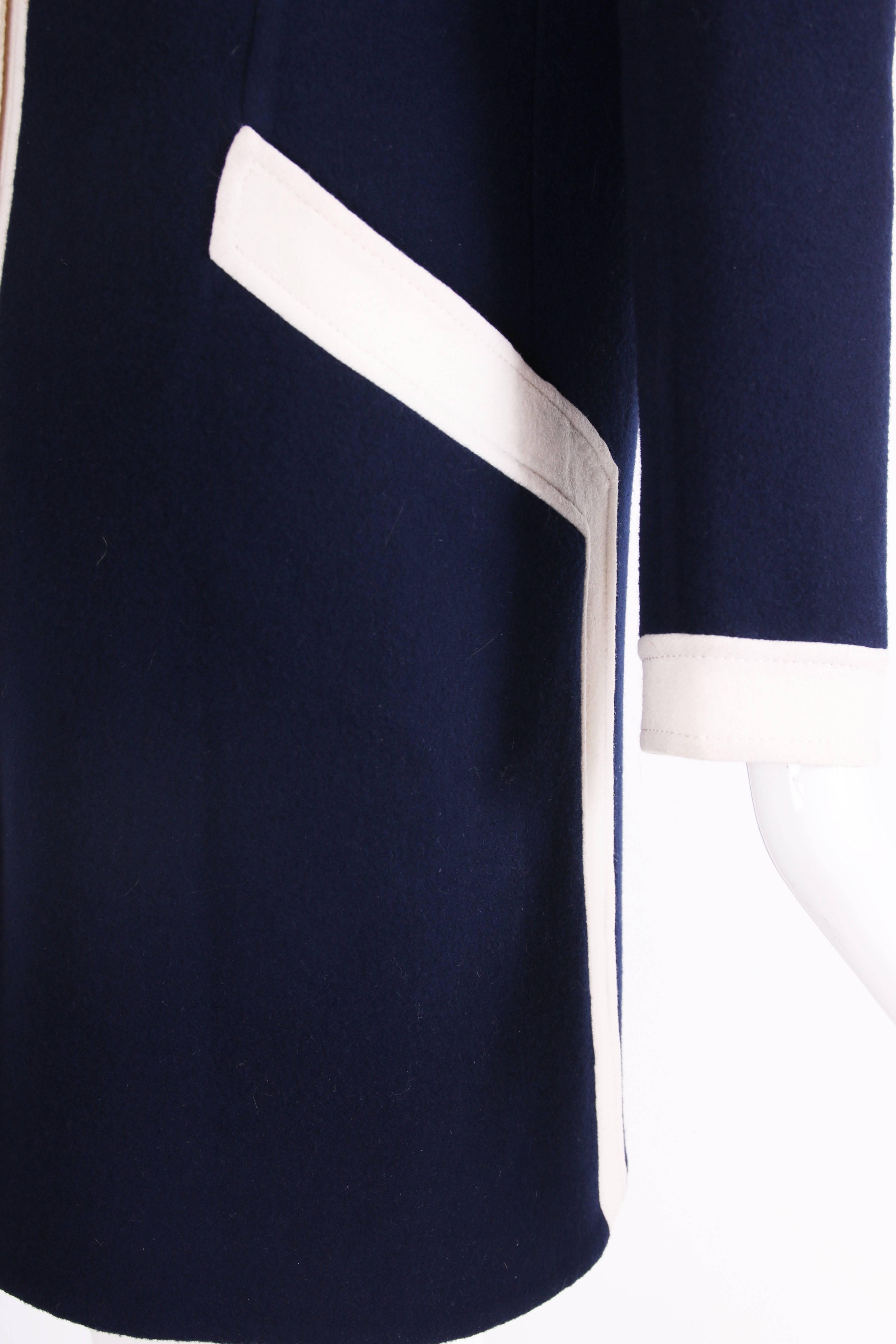 Valentino - Robe manteau en laine Melton bleu marine avec bordure blanche et poches frontales, années 1970  en vente 1