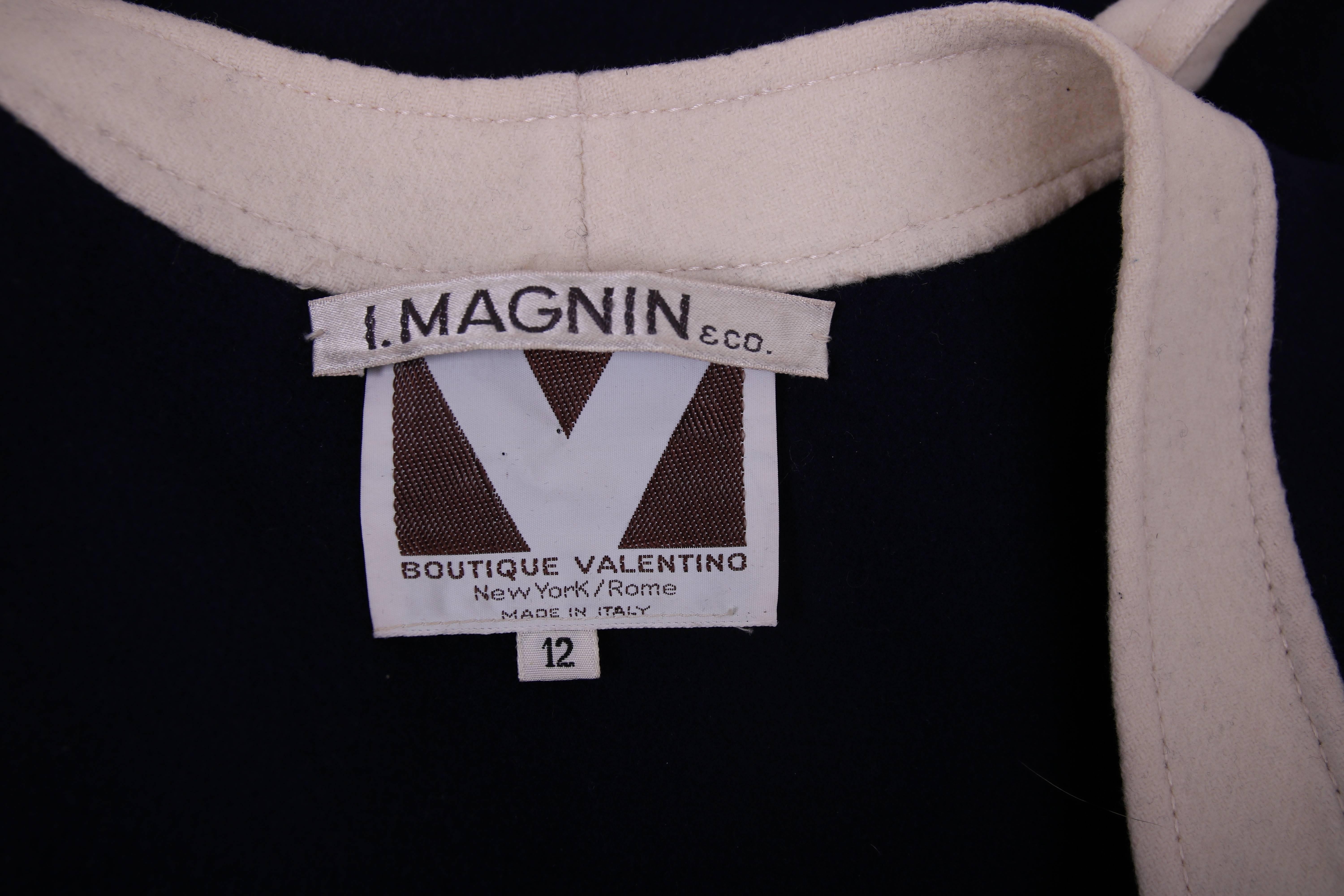 Valentino - Robe manteau en laine Melton bleu marine avec bordure blanche et poches frontales, années 1970  en vente 2