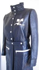Trench-coat Icone en vinyle bleu marine avec logo surdimensionné de Courreges