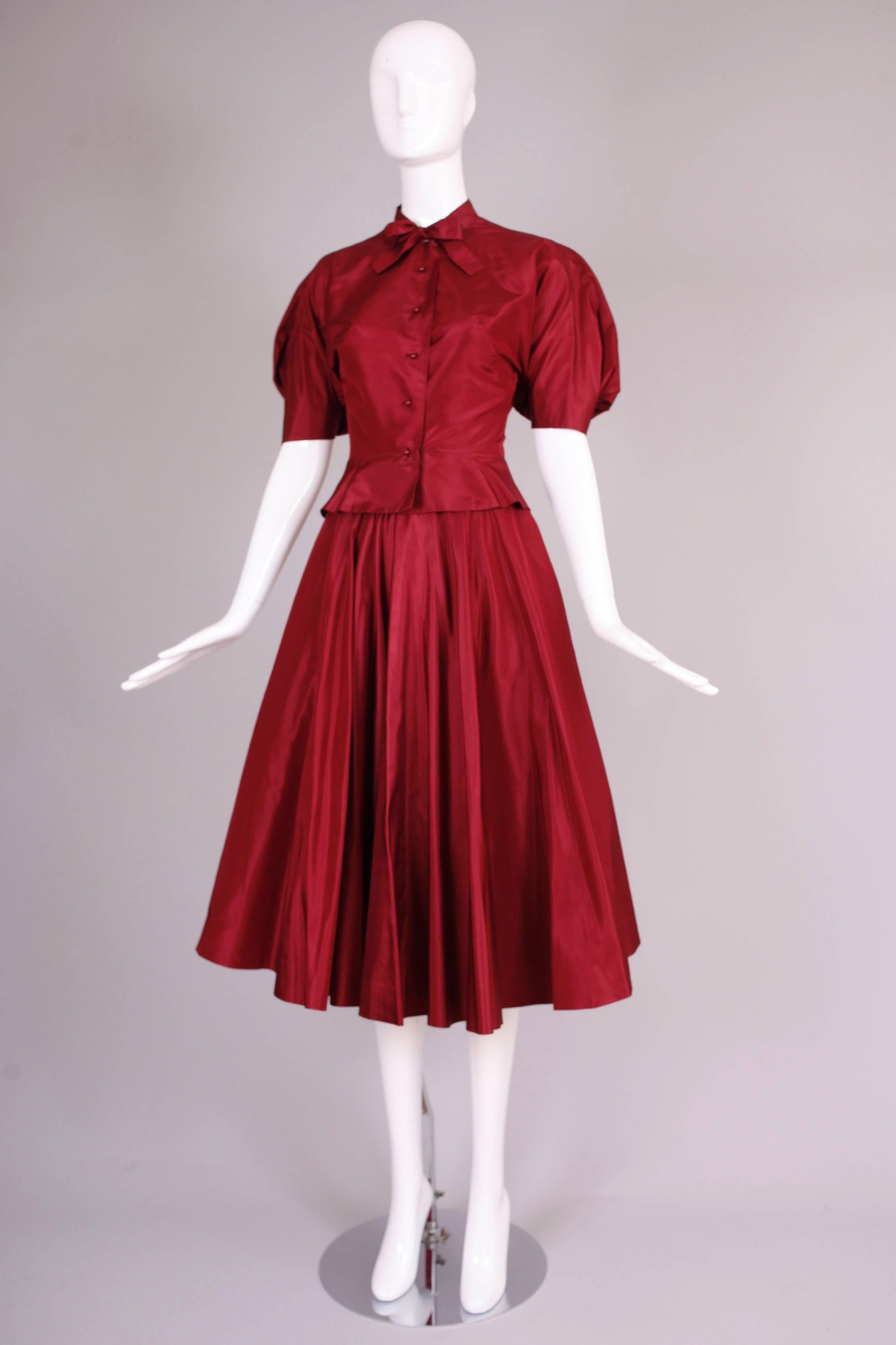 Rouge 1981 Madame Gres Haute Couture Ensemble jupe et chemisier en taffetas de soie avec chaussures en vente