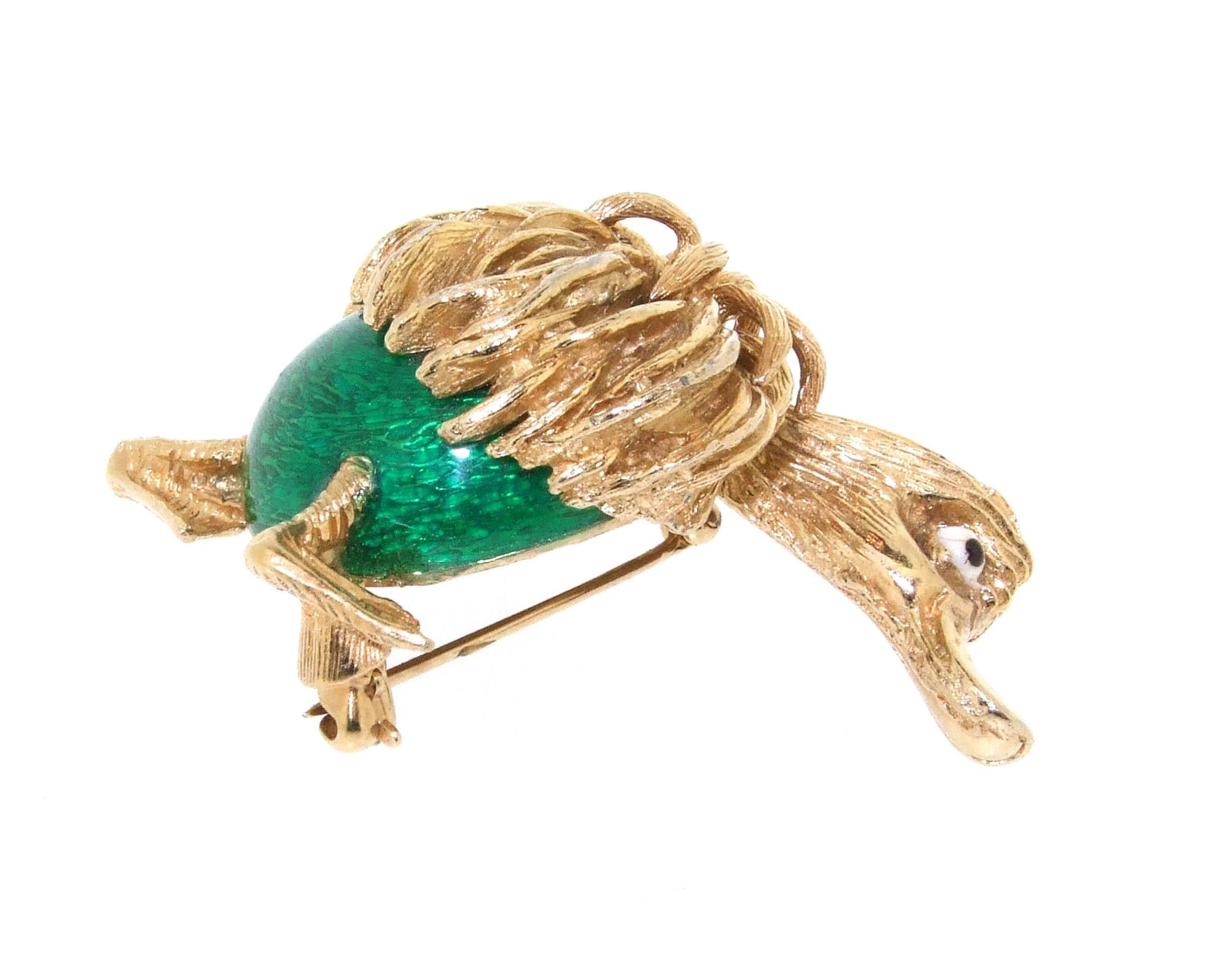 A fabulous unique vintage Ciner brooch of a duck in gold plated gold tone metal with green enamel.

 It measures 4.8cm high by 3cm wide by 2cm deep.
