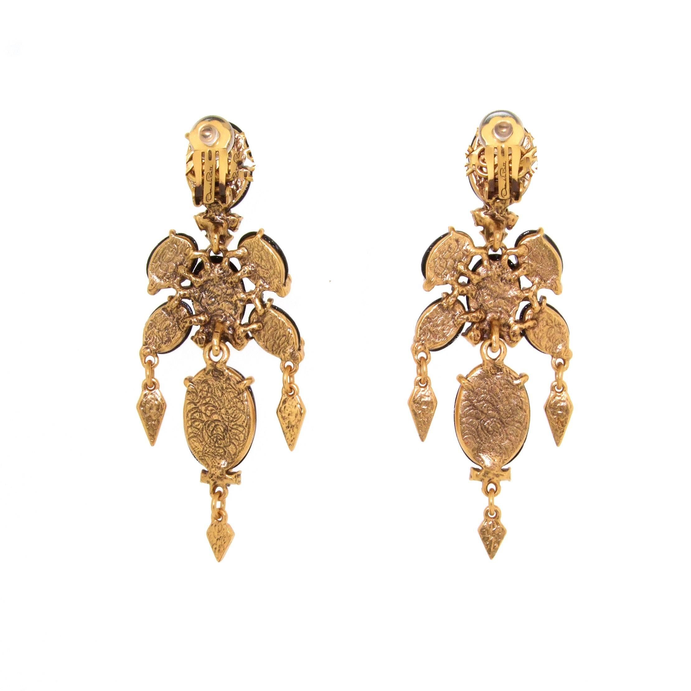 A air of chandelier clip on earrings by Oscar De La Renta. Black acrylic stones and clear crystals set in bronzed costume metal.

They measure 10cm drop by 3.5cm at the widest point, 1.5cm wide at the top.