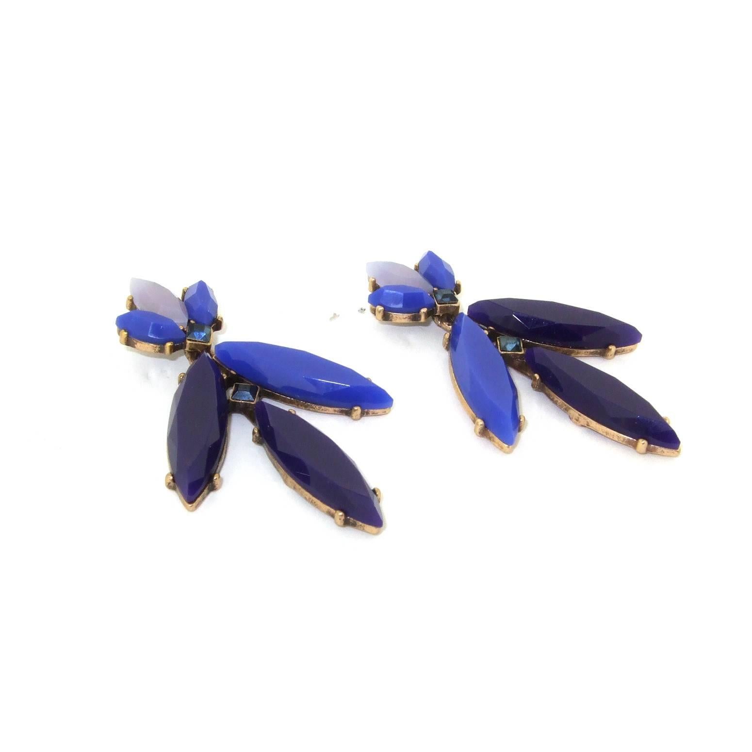 A pair of blue pierced earrings by Oscar De La Renta set with acrylic blue 'leaves' and royal blue swarovski crystal.

They measure 5.5cm drop by 2.3cm at the widest point. 

We have the matching necklace available in a separate listing. 