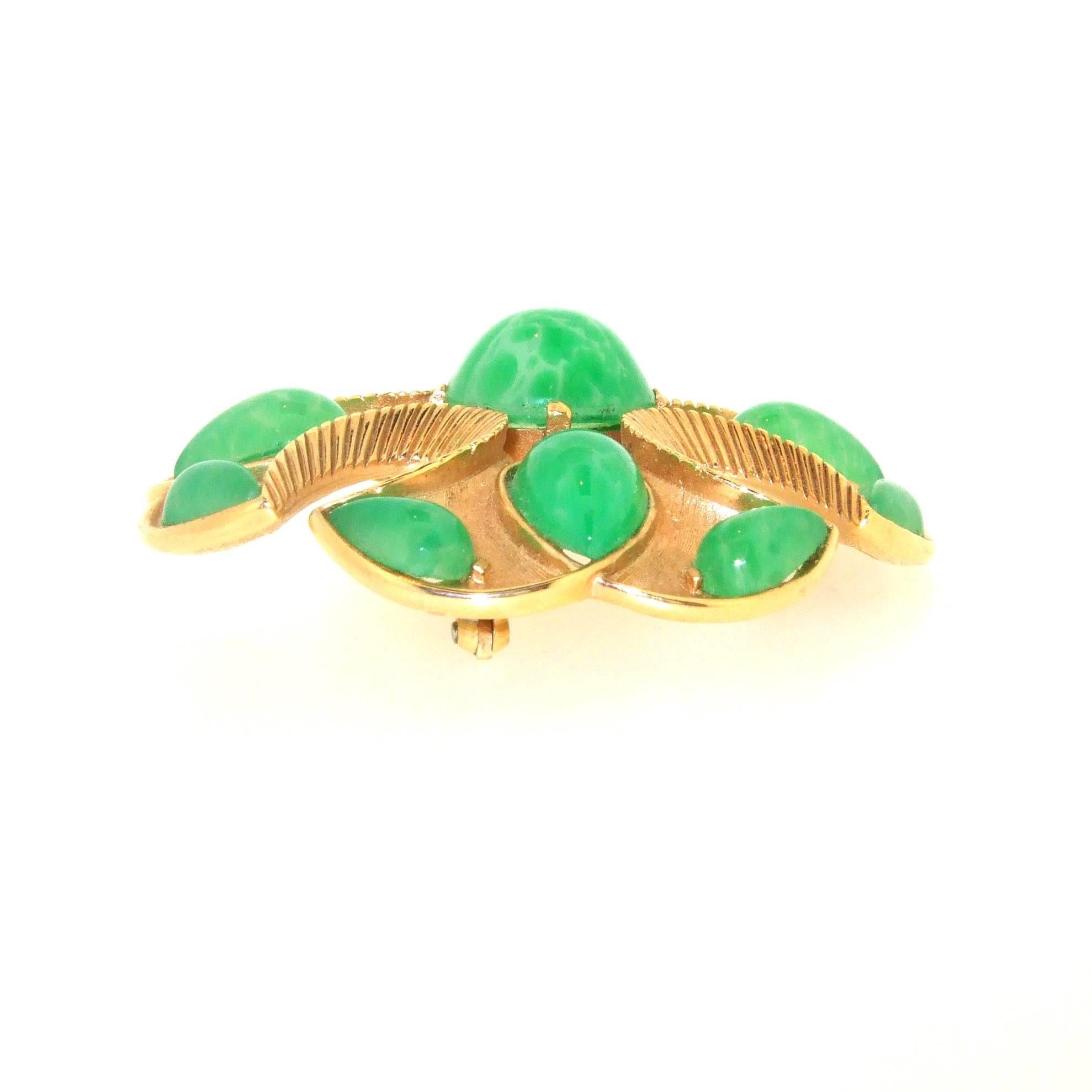 1965 Trifari Brooch Jade Glass Jewels of India Collection In Excellent Condition In London, GB
