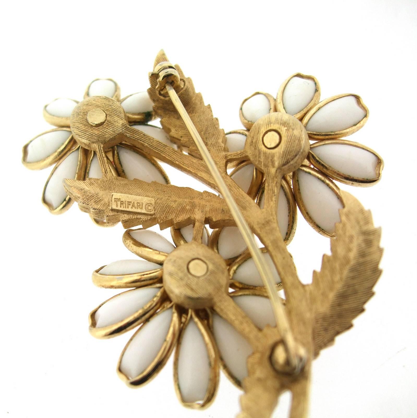 Crown Trifari Coral Milk White Flower Brooch  In Excellent Condition In London, GB