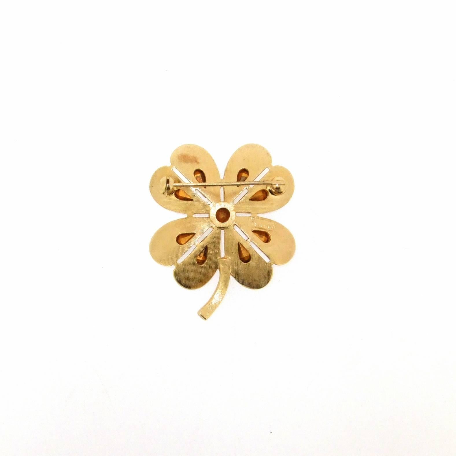 A vintage Trifari brooch. A four leaf clover set with red crystals in brushed gold plated metal. A perfect lucky love token. 

Measures 4cm high by 3.3cm wide