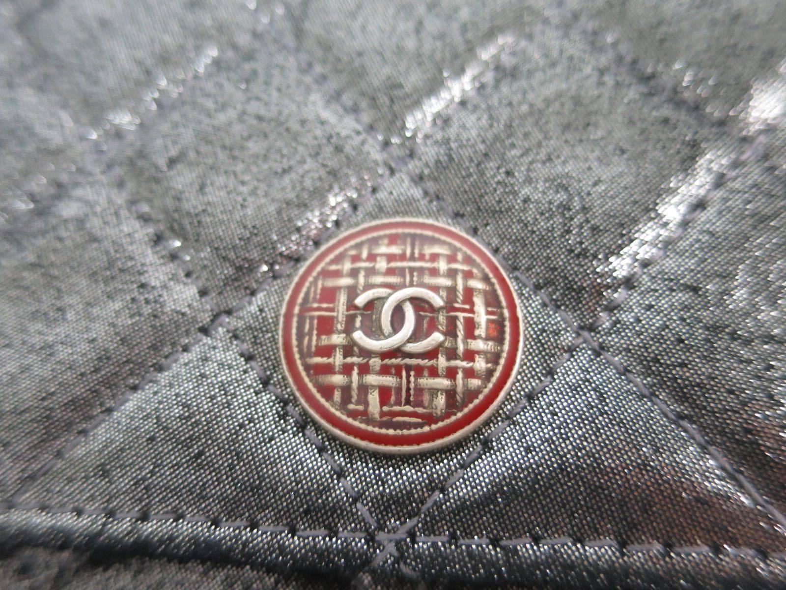 ANMERKUNGEN DES KURATORS

Ein wenig Glanz und eine Menge Schärfe bietet diese schicke Chanel-Geldbörse an einer Kette. Diese einzigartige Tasche mit einer metallischen Rotgusskette und klassischen ineinandergreifenden CCs an der Klappe enthält alle