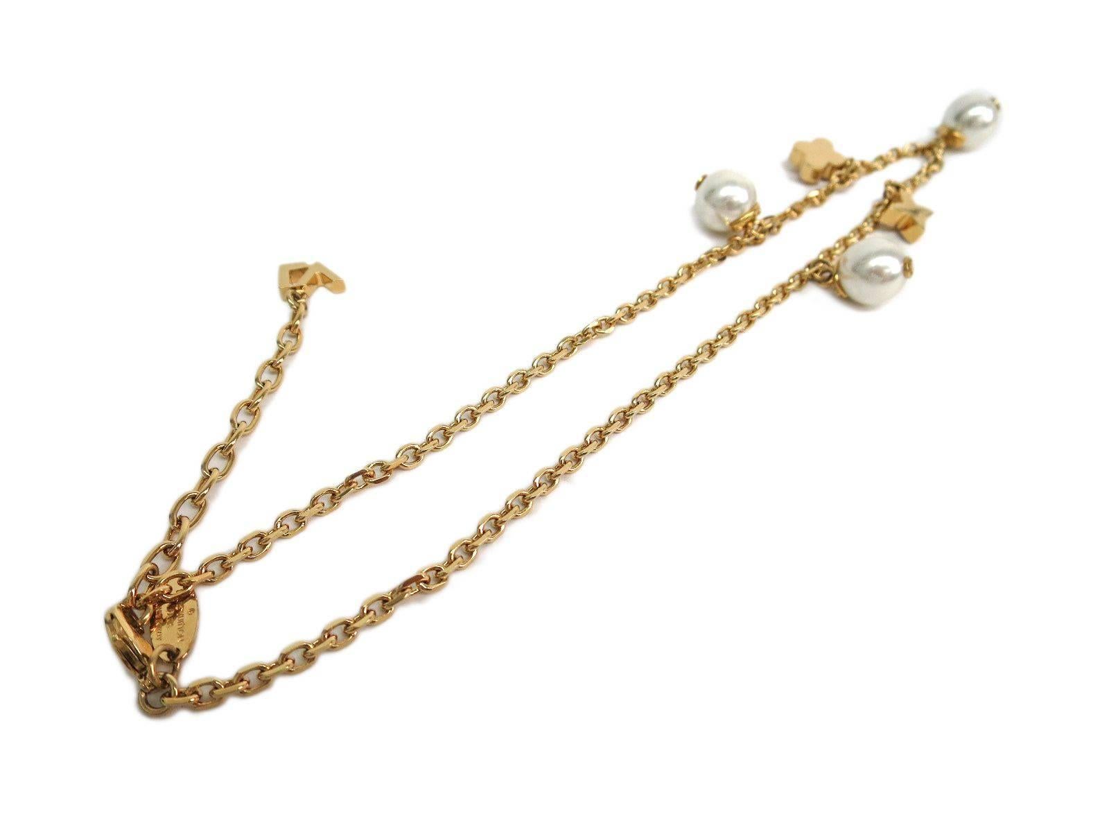Louis Vuitton Gold Brass Pearl Flower Logo Charm Chain Link Necklace In Good Condition In Chicago, IL
