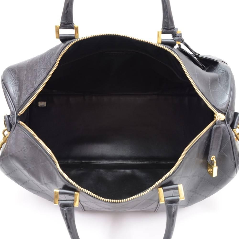 Chanel Borsa a tracolla da viaggio Duffle Weekender in pelle di caviale nera con hardware dorato 2
