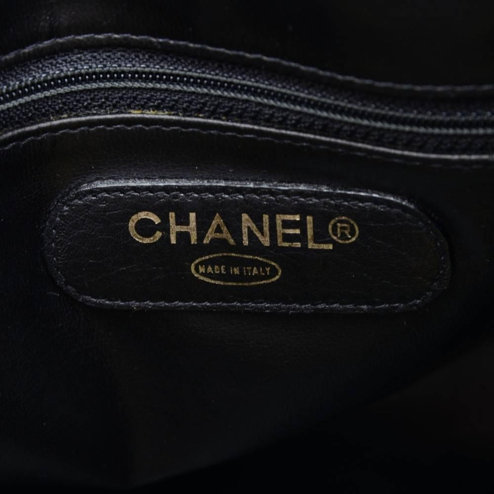 Chanel Borsa a tracolla da viaggio Duffle Weekender in pelle di caviale nera con hardware dorato 3