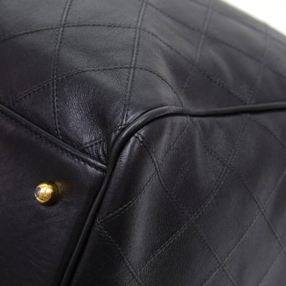 Chanel Borsa a tracolla da viaggio Duffle Weekender in pelle di caviale nera con hardware dorato 4
