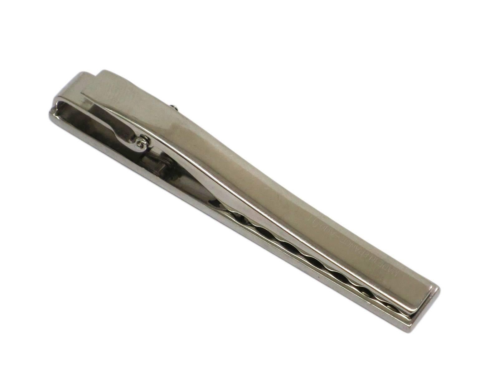 CURATOR'S NOTES

Polish off your look with this sophisticated Louis Vuitton silver tone tie clip.  Expecting a quick sale at this price.

Silver tone
Made in France
Date code AN0111
Measures 2.4