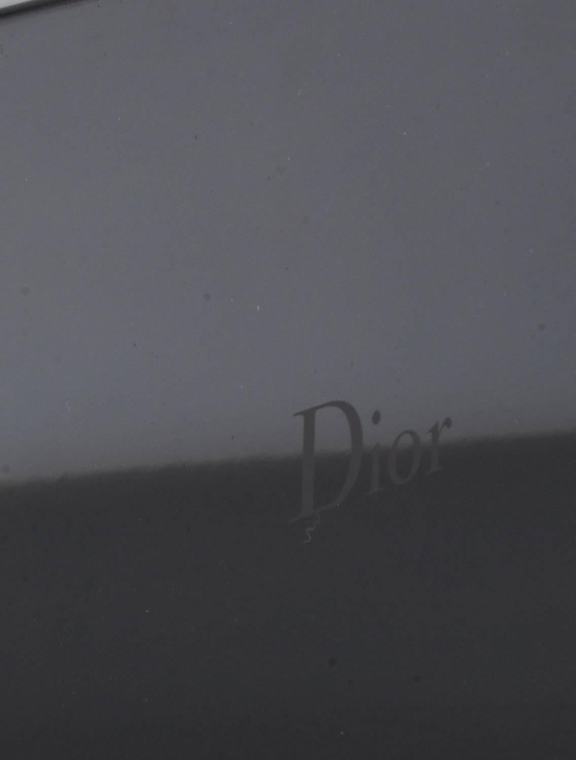 ANMERKUNGEN DES KURATORS

Bewahren Sie Ihre Schätze in diesem Schmuckstück von Christian Dior auf.  Wunderschöne schwarze Schmuckaufbewahrungsbox aus Harz mit Innenausstattung aus Plüsch und Wildleder.  Inklusive Originalverpackung von Christian