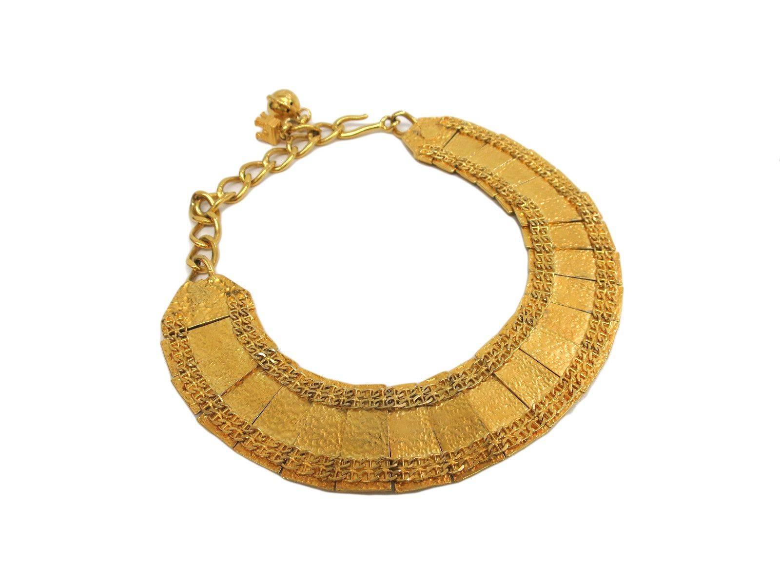 CURATOR'S NOTES

Celine Rare Vintage Arc de Triomphe Gold Chain Link Collar Statement Necklace  

A rare and beautiful find: vintage Celine Arc de Triomphe collar necklace.  The ultimate statement accessory you will return to again and again.

Gold
