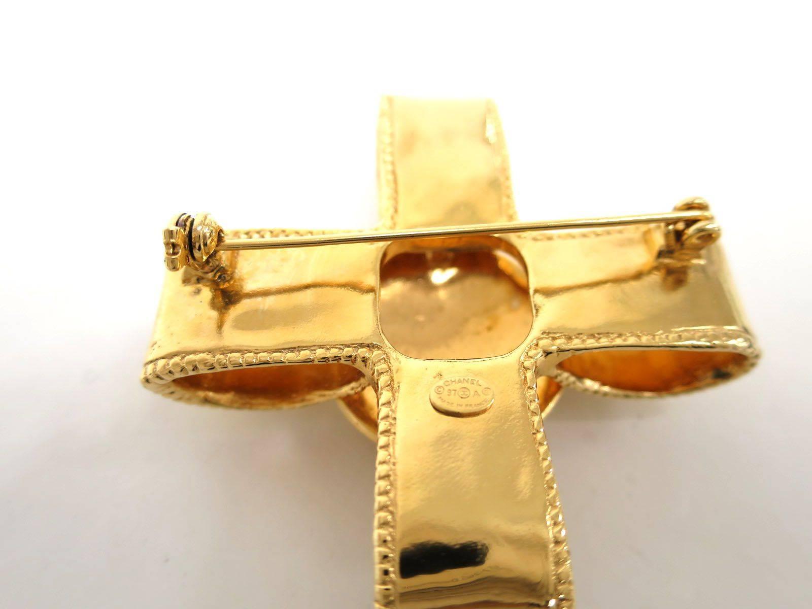 Chanel Vintage Gold Ribbon CC Logo Charm Pin Brooch in Box In Excellent Condition In Chicago, IL