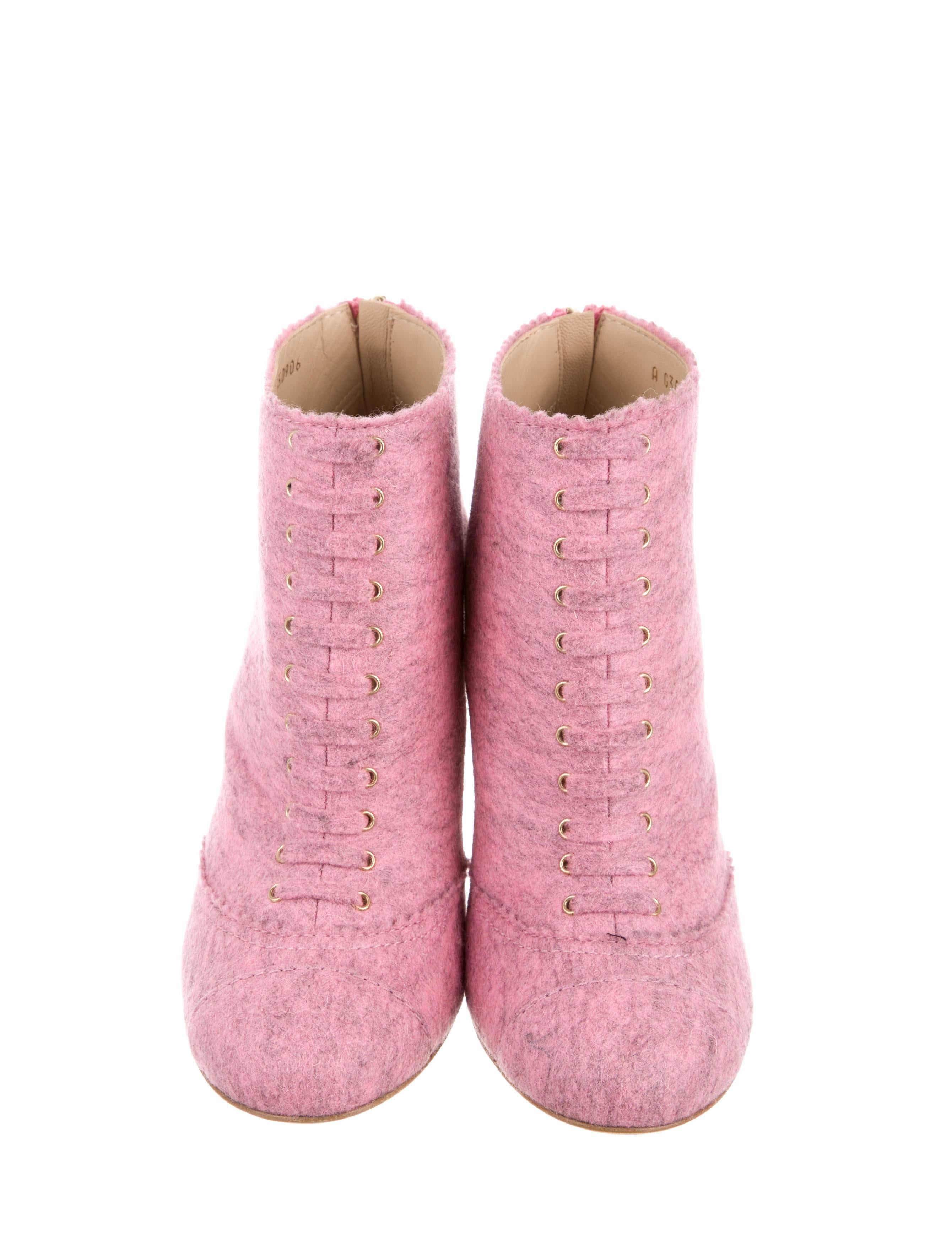 CHANEL FELT ROUND-TOE BOOTIES

Spring has sprung! Brand new and SOLD OUT pink mélange felt Chanel round-toe booties with gold-tone stacked heels. 

Size IT 36.5 (US 6.5)
Melange felt
Gold tone heel
Lace up detail
Zip closure
Heel height