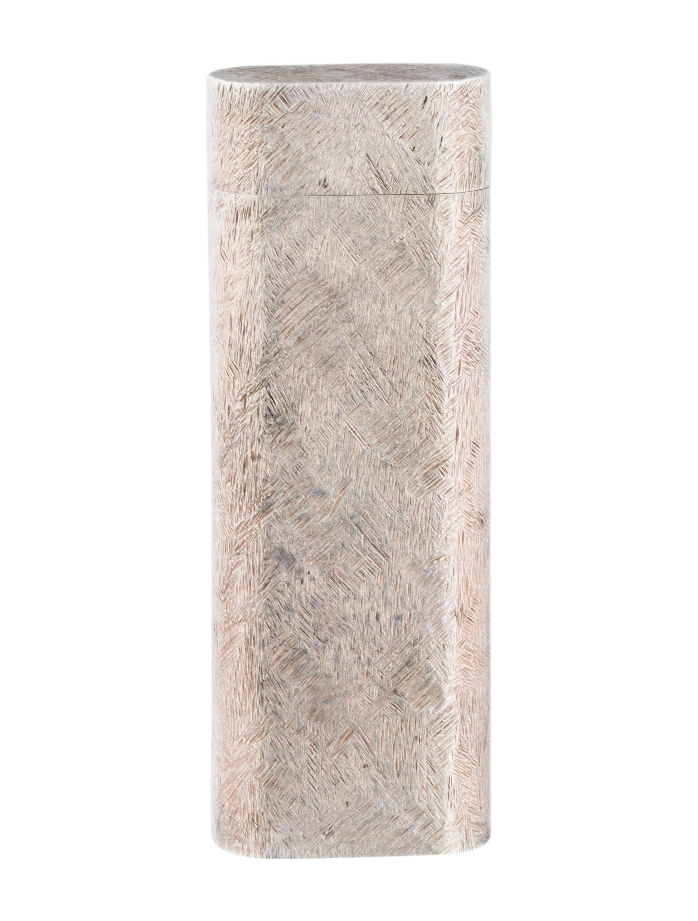 CURATOR'S NOTES

Light it up, light it up!  Sophisticated and elegant sterling silver Cartier Must de Cartier textured lighter for actual use or as a collectible.  

Includes original Cartier box, additional flints and gas refill.

Sterling