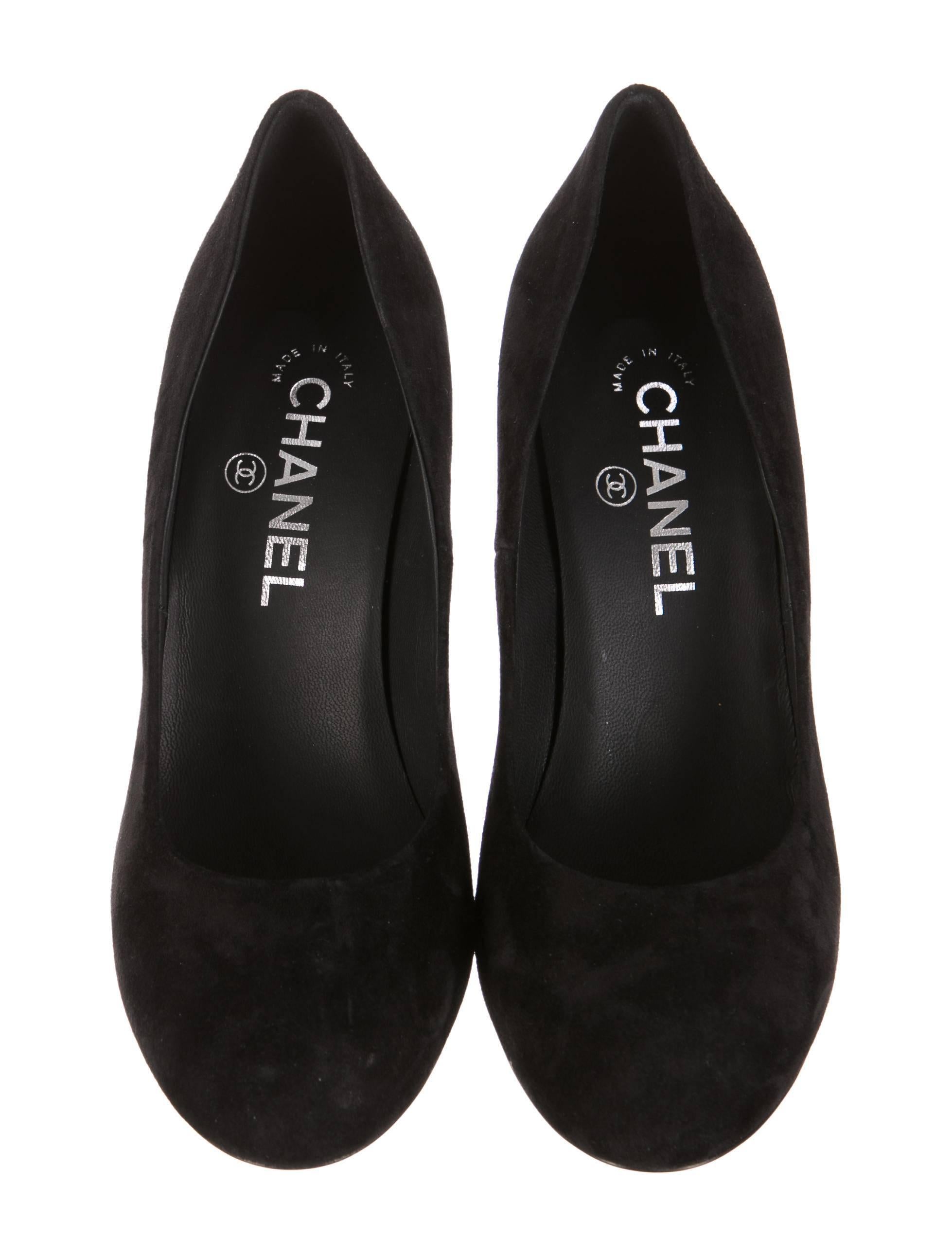 CURATOR'S NOTES

Versatile NEW black Chanel suede round-toe pumps featuring silver-tone logo cutout heels.  Priced to sell.

Includes original Chanel box and dust bag.

Retail price $1,895
Size IT 36 (US 6)
Suede
Metal heel
Heel height
