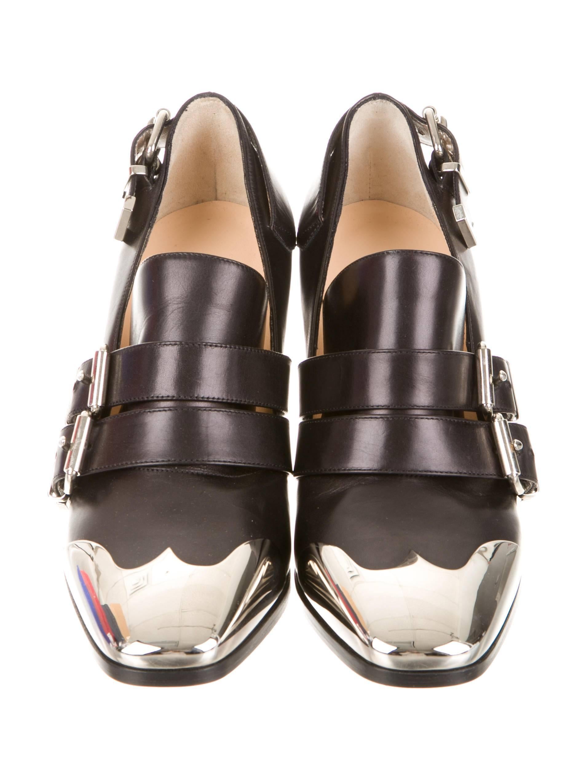 CURATOR'S NOTES

Retail price $1,395
Size IT 37 (US 7)
Leather
Metal
Heel height 3.5