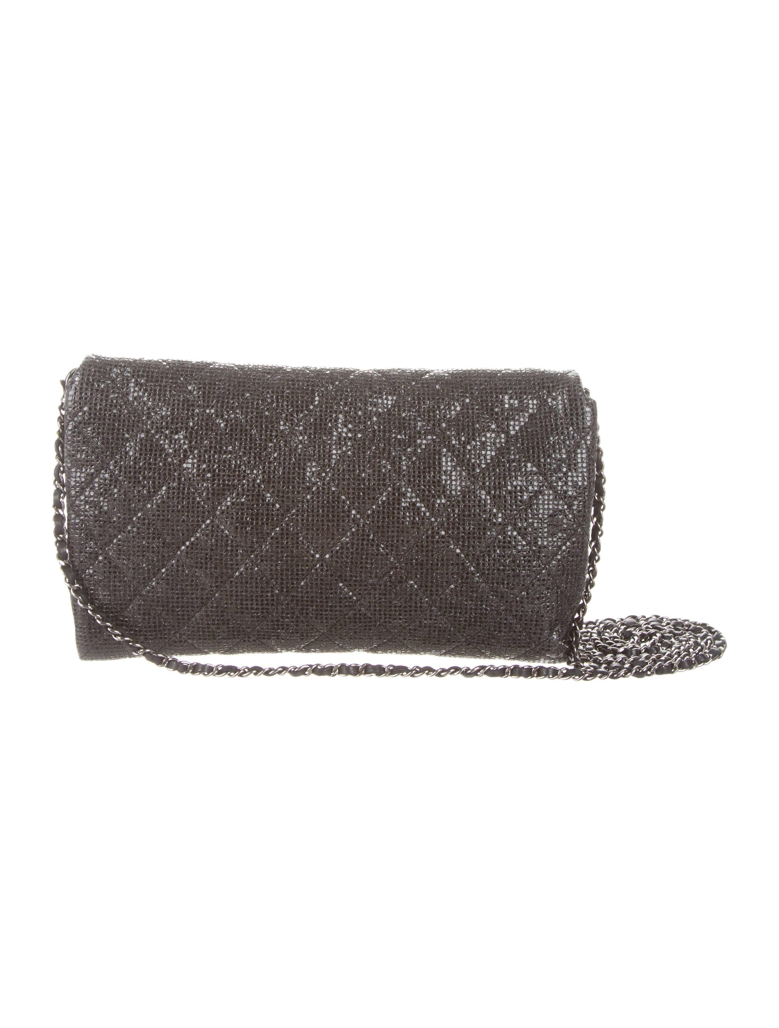 CURATOR'S NOTES

Gorgeous black quilted sequin Chanel crossbody bag featuring silver hardware and chain-link shoulder strap. Perfect for evenings out or special occasions.  Priced to sell.

Sequin
Silver hardware
Satin interior lining
Dual