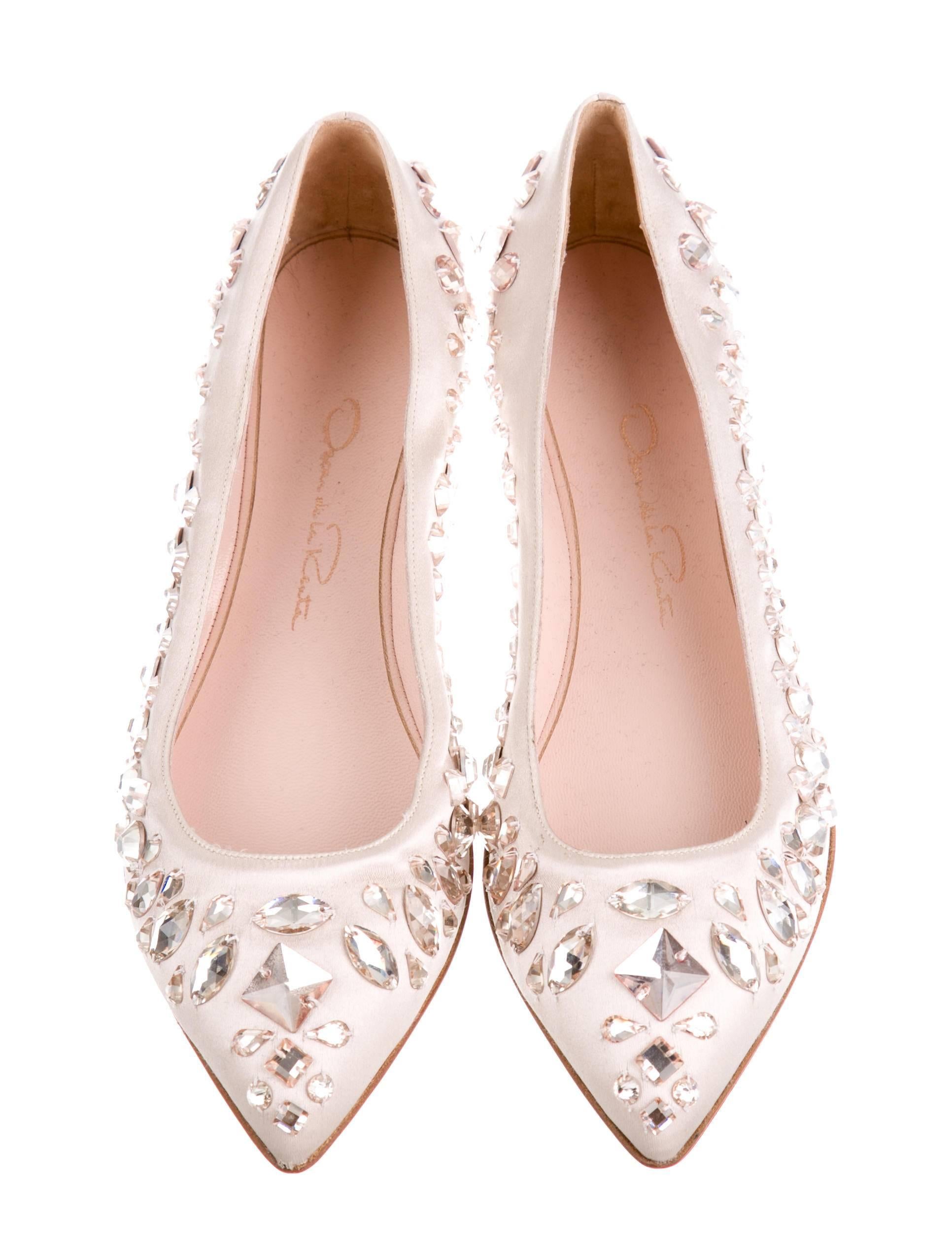 CURATOR'S NOTES

Just in time for spring, summer and wedding season!  Beautiful, brand NEW and SOLD OUT Oscar de la Renta pointy toe ballet flats with jewel bead embellishments.  

The original Oscar de la Renta dust bag and box are included. 