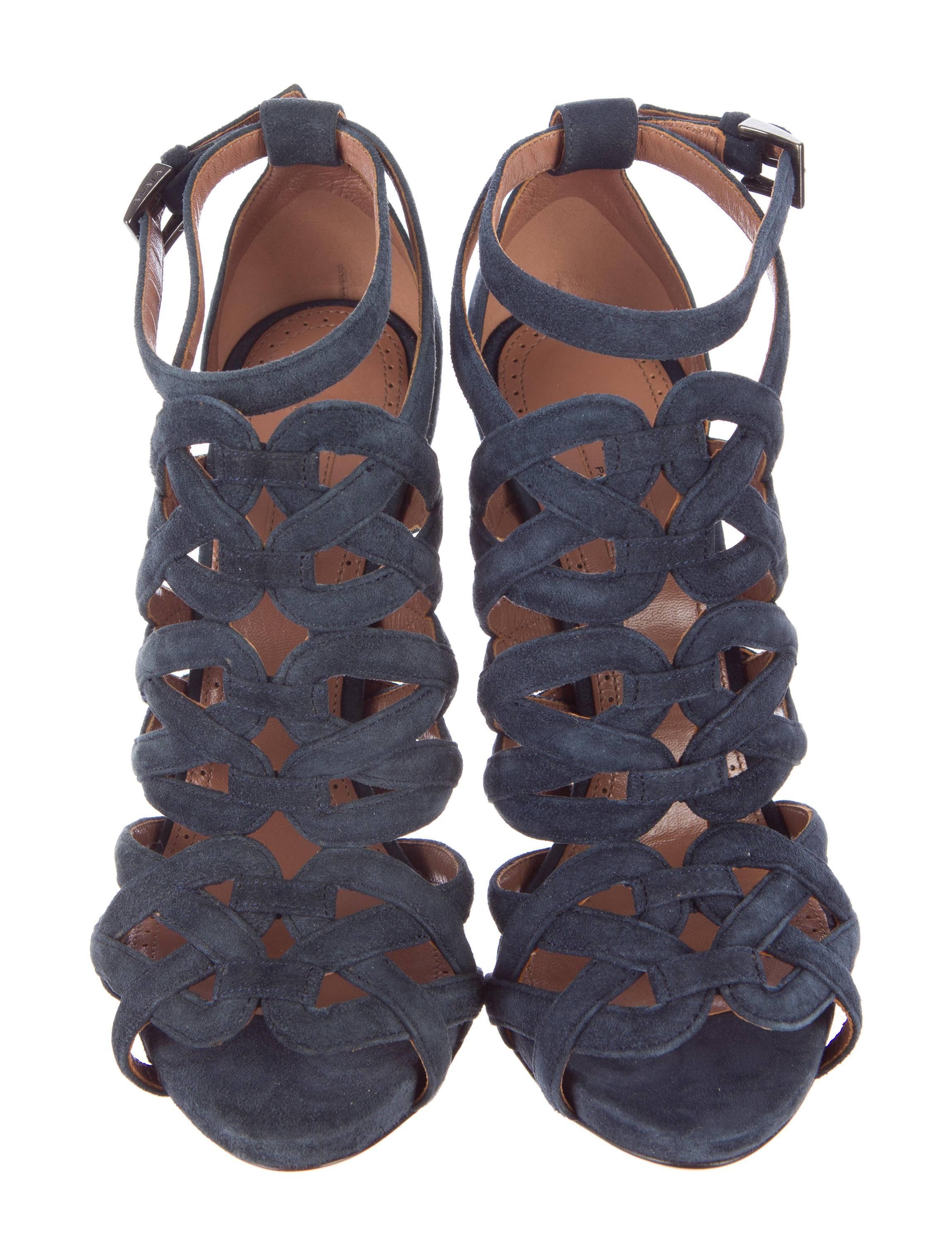 CURATOR'S NOTES

Something old, something new and something blue!  Gorgeous NEW and SOLD OUT blue suede Alaia sandals at a fraction of the retail price.

Includes original Alaia dust bag and box!

Retail price $1,875
Size IT 35.5 (US