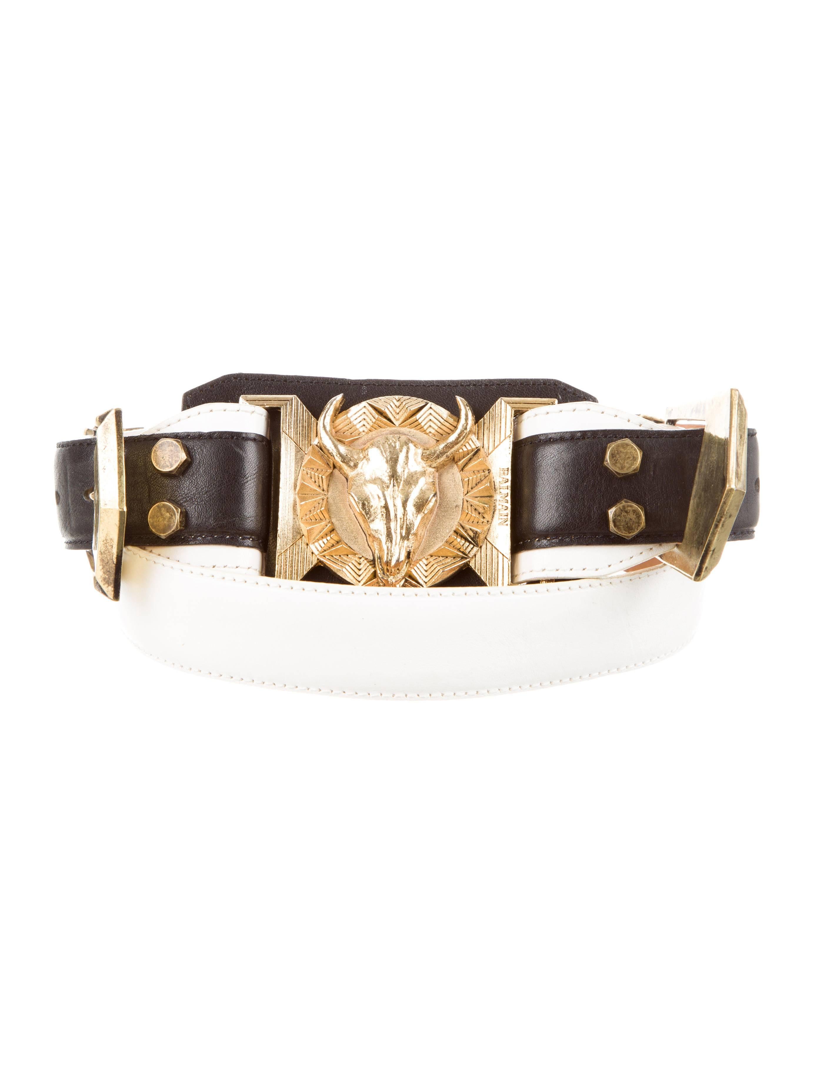 CURATOR'S NOTES

Leather 
Gold tone 
Brasstone hardware 
Buckle closure
Width 2.5