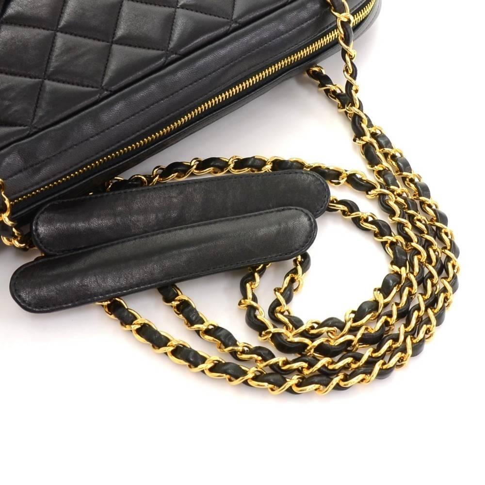 Chanel Vintage gesteppt schwarzes Lammfell Leder Gold Kette große Umhängetasche (Schwarz)