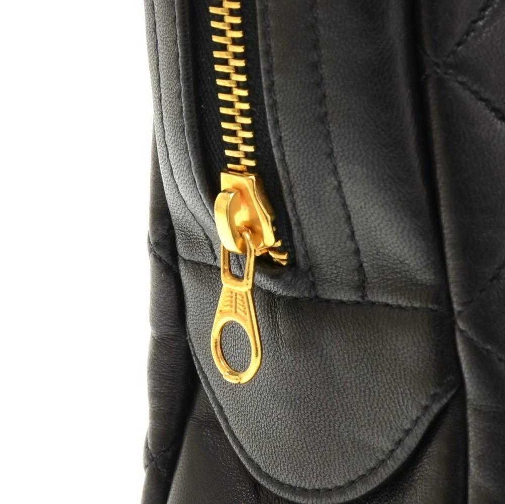 Chanel Vintage gesteppt schwarzes Lammfell Leder Gold Kette große Umhängetasche im Zustand „Gut“ in Chicago, IL