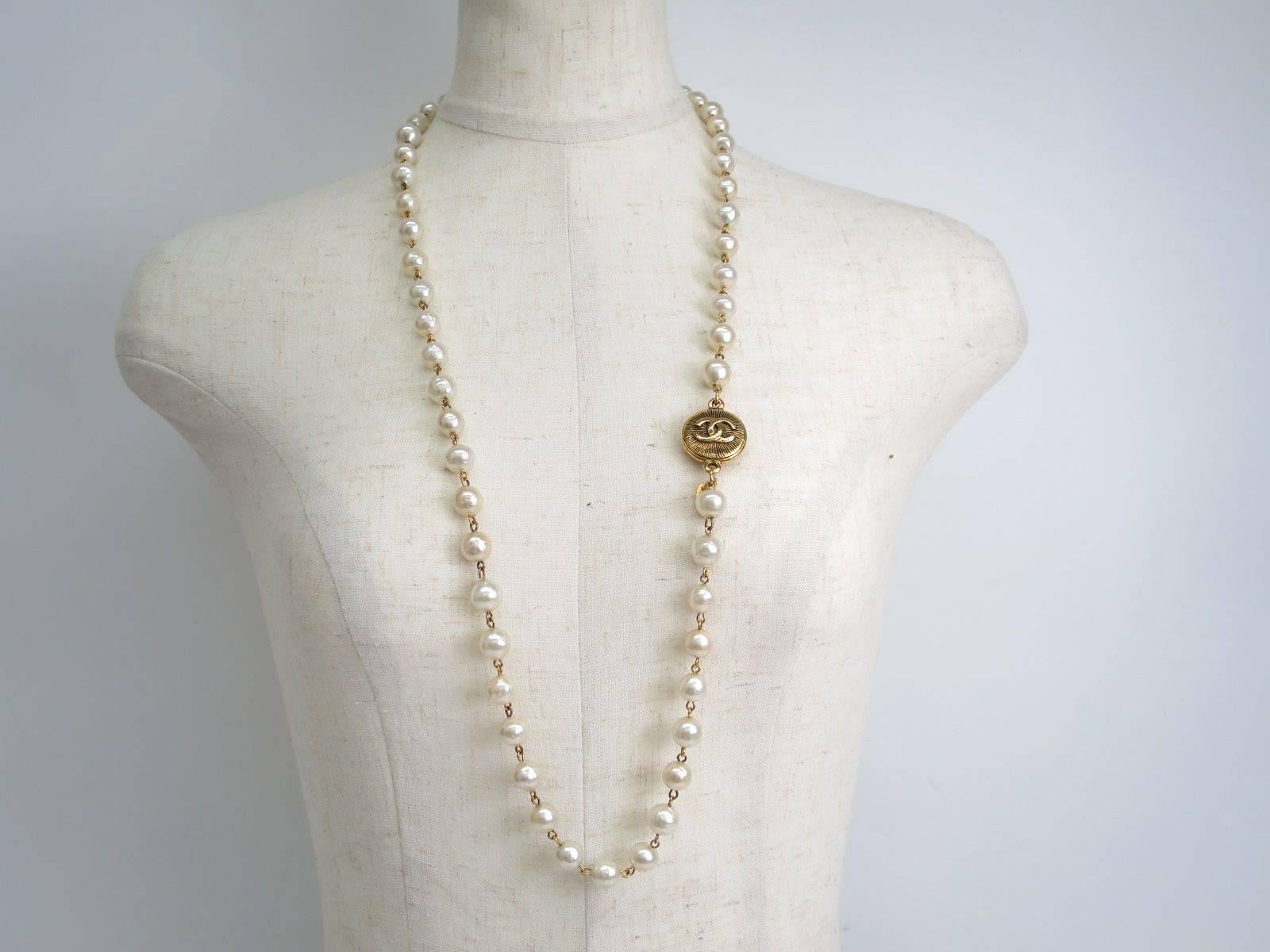 CURATOR'S NOTES

Chanel Vintage Single Strand Pearl Gold CC Charm Sautoir Long Necklace  

Own a classic piece of vintage Chanel with this timeless, single strand, faux pearl sautoir necklace featuring gold CC charm.  Includes original Chanel box.