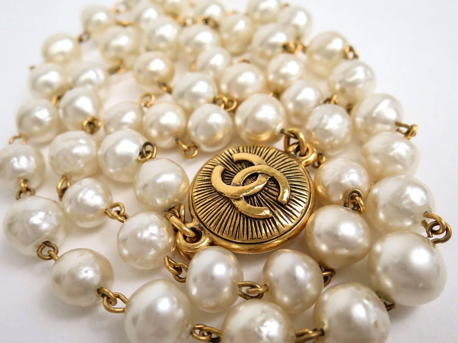 Chanel Vintage Single Strand Pearl Gold CC Charm Sautoir Long Necklace In Excellent Condition In Chicago, IL