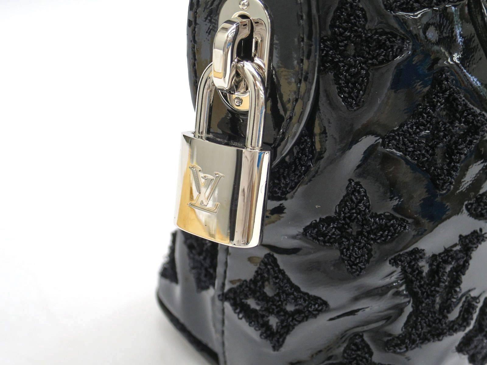 CURATOR'S NOTES

Vernis patent leather
Silver hardware
Zipper closure
Made in France
Date code TJ3142
Handle 11