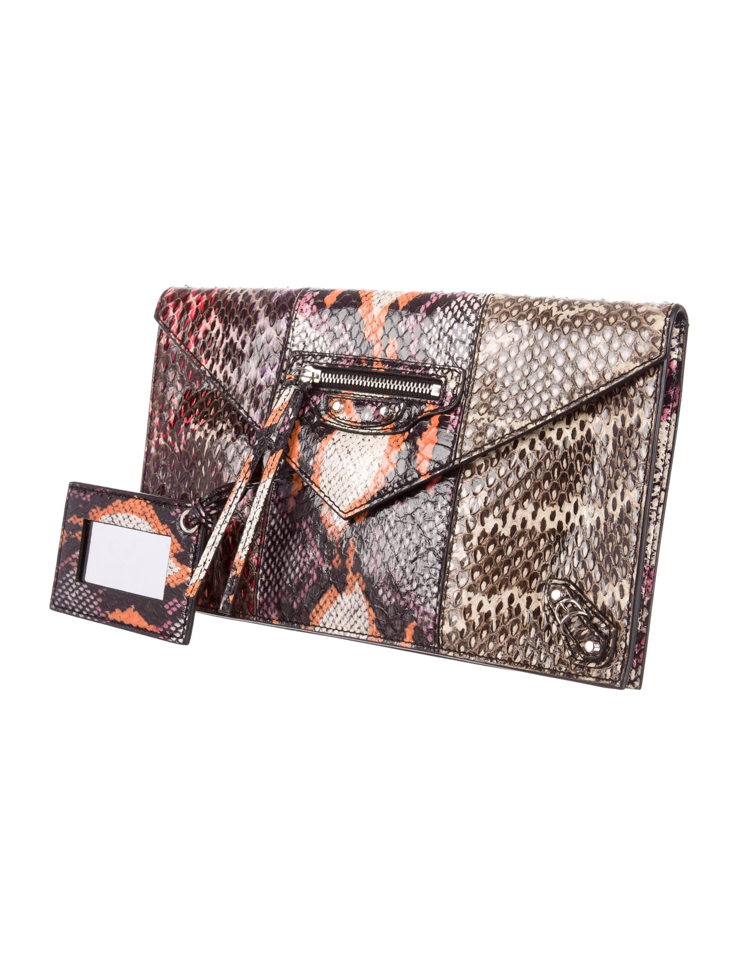 CURATOR'S NOTES

Snakeskin
Silver hardware
Leather interior lining
Snap closure
Includes compact interior mirror
Measures 10.25